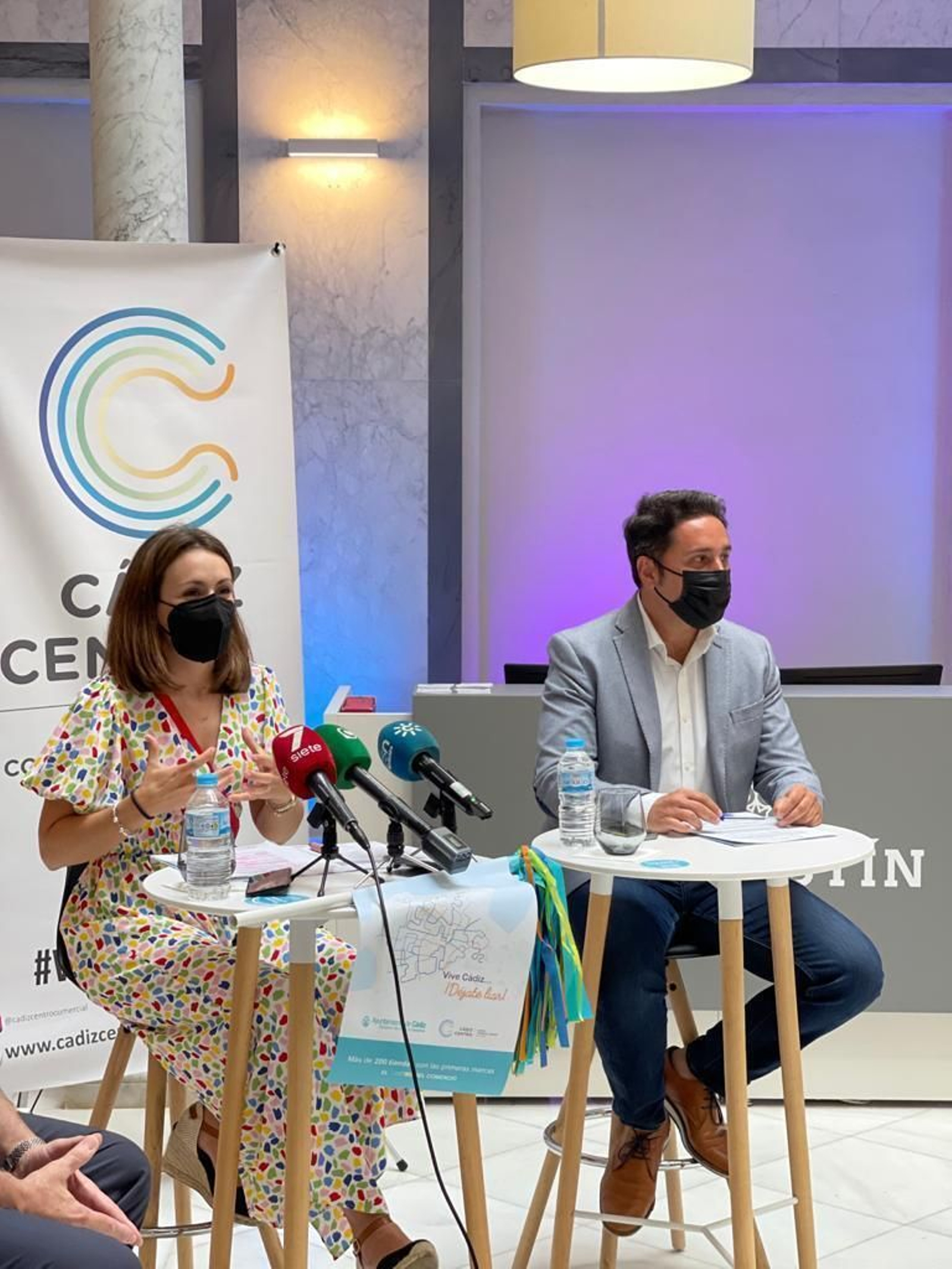 Beatriz Gandullo y Manuel Queiruga en un acto reciente de la asociación Cádiz Centro Comercial