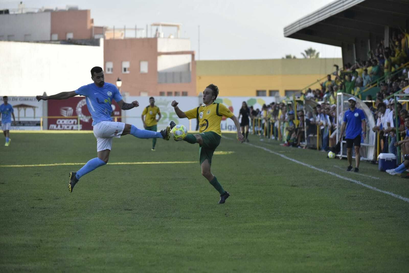 Una disputa en el duelo entre la Unión y el Ciudad de Lucena.