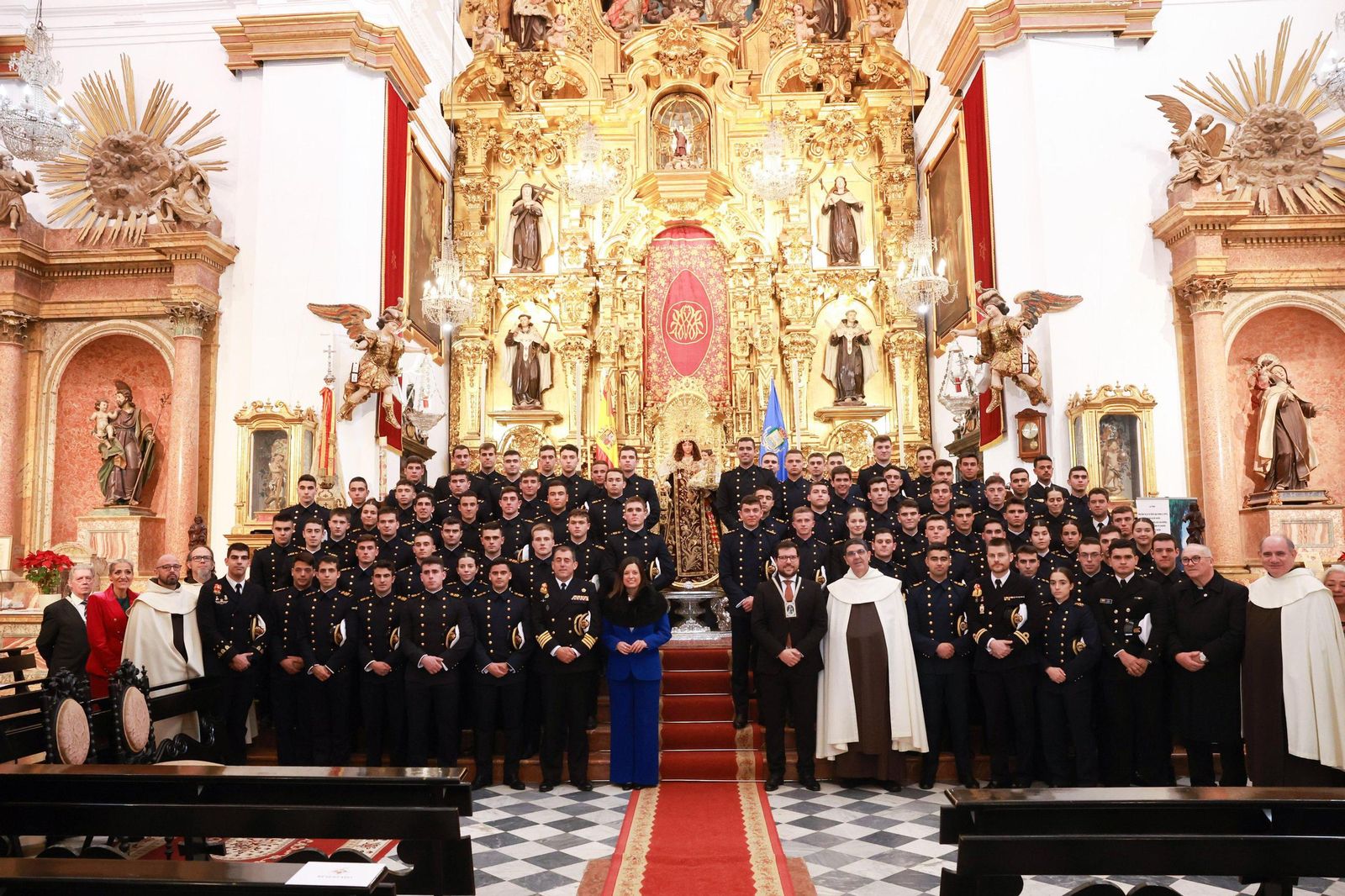 Foto de familia de los guardiamarinas, con la Princesa Leonor, en la iglesia del Carmen de San Fernando
