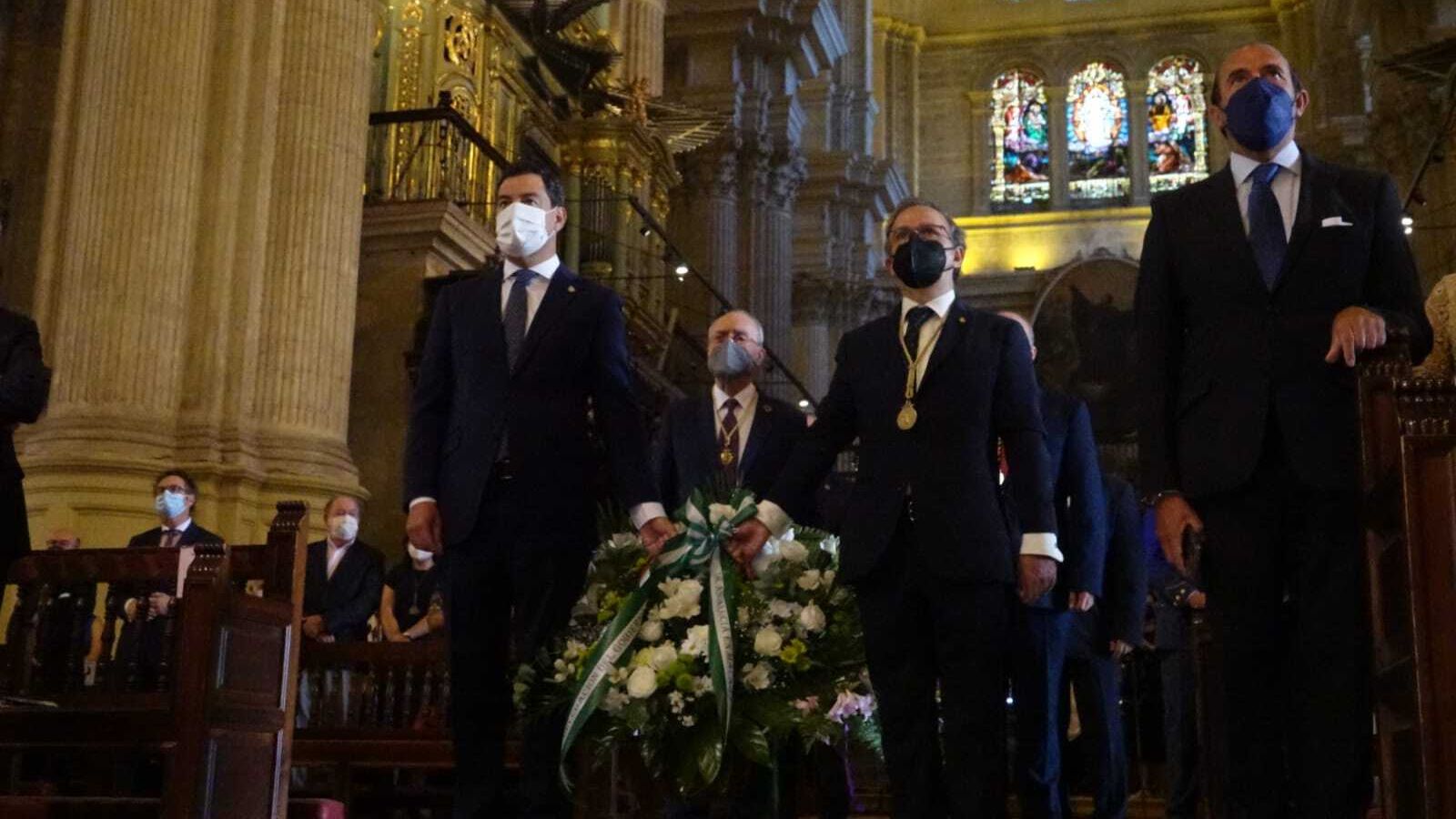 Ofrenda floral de las autoridades al comienzo de la misa.