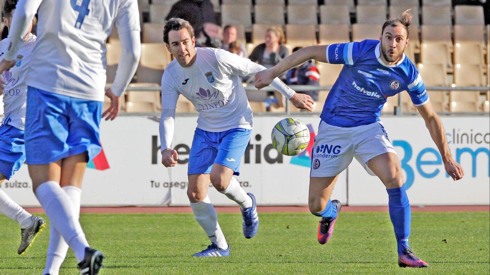 Javi Tamayo intenta llegar a un balón perseguido por Orellana.