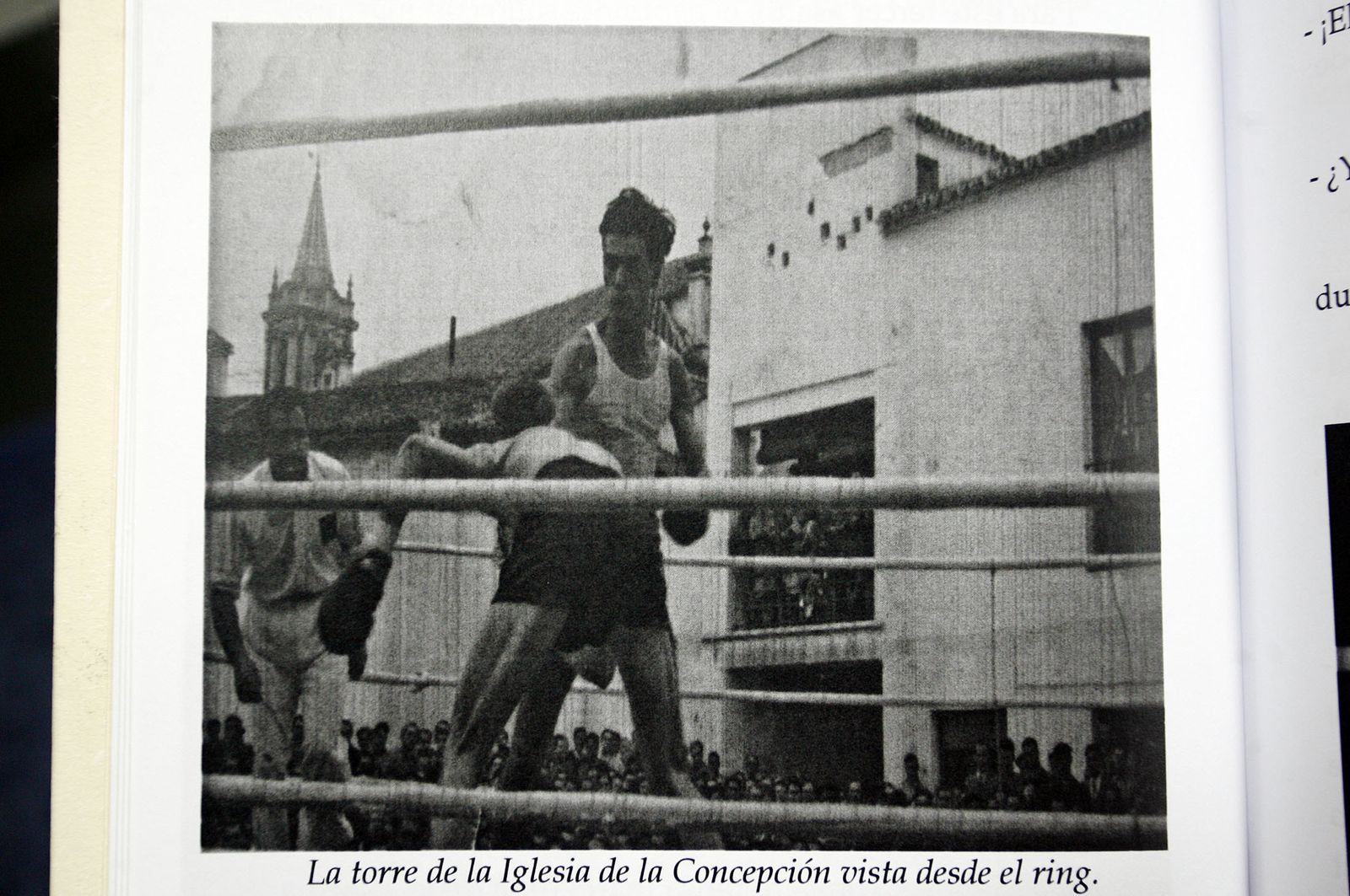 Imagen sacada del libro de un combate de Méndez, con la torre de la iglesia de la Concepción vista desde el ring.