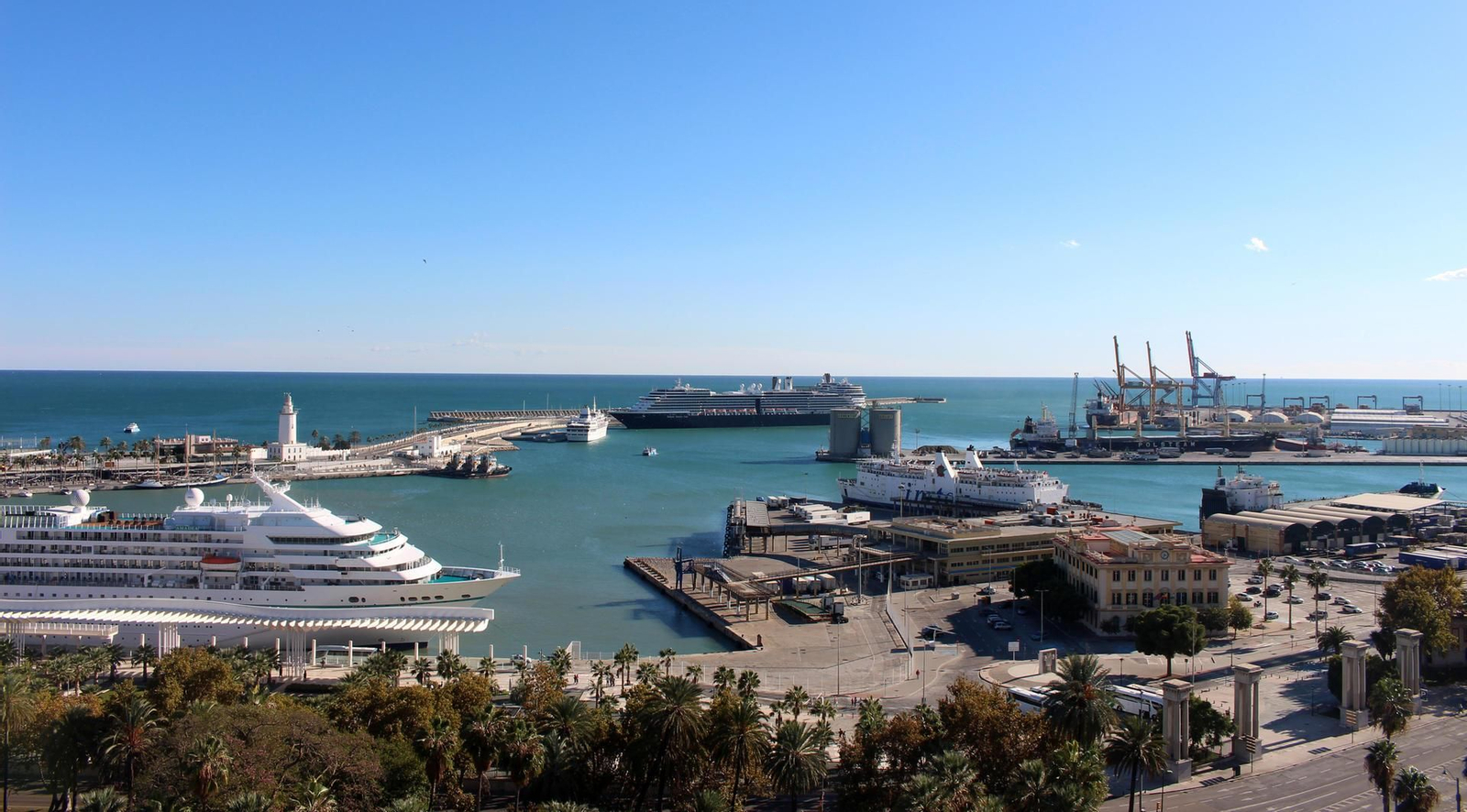 Vista del puerto de Málaga en una imagen de archivo con un crucero en primer plano. Vista del puerto de Málaga en una imagen de archivo con un crucero en primer plano.