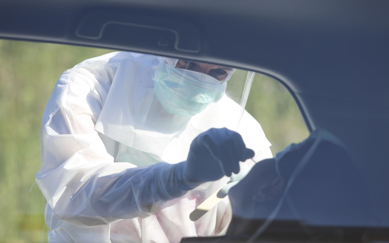 Un sanitario toma muestras a una persona, en una imagen de archivo.