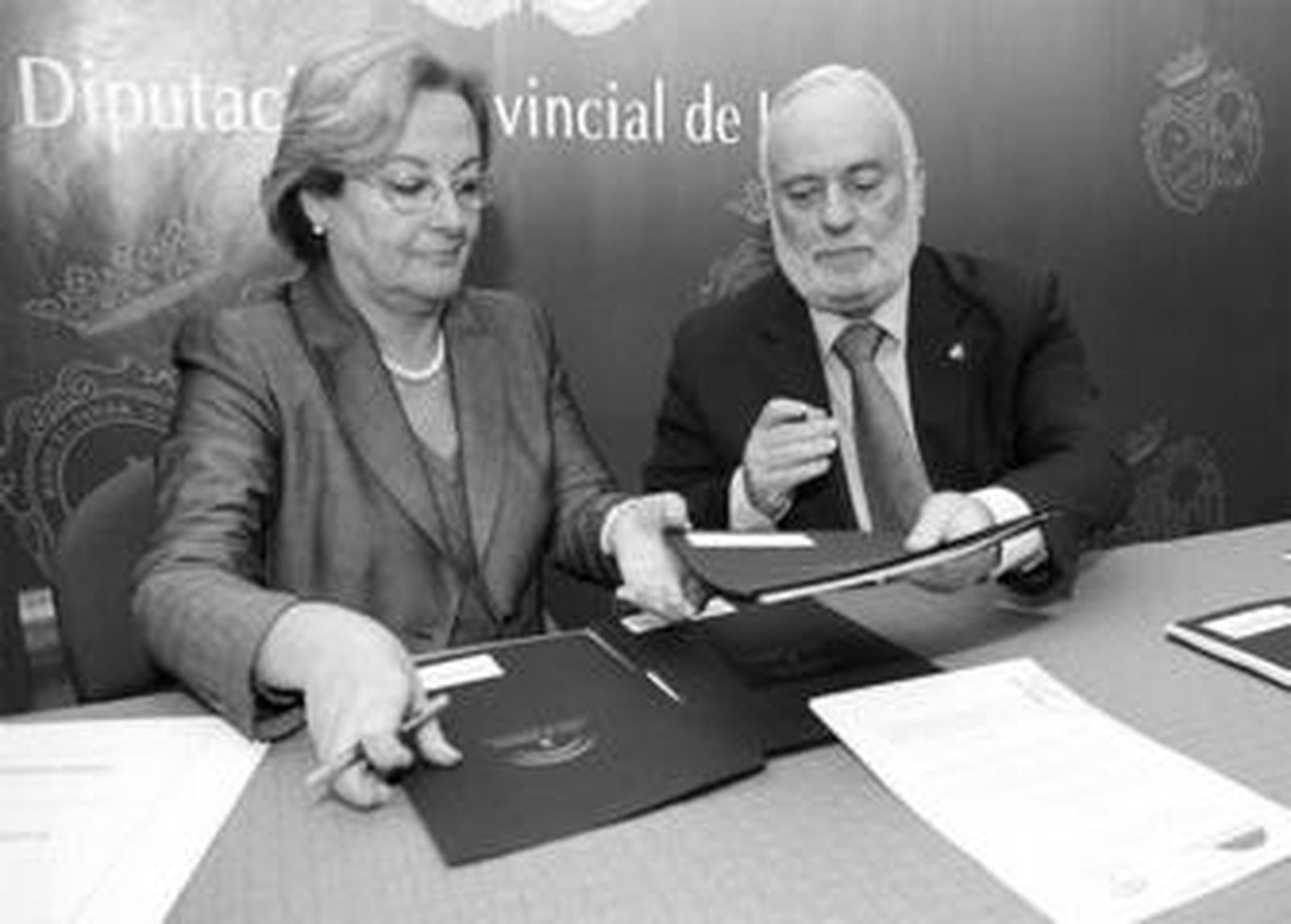 La presidenta de la Diputación Provincial y el consejero de Agricultura y Pesca firman un convenio.