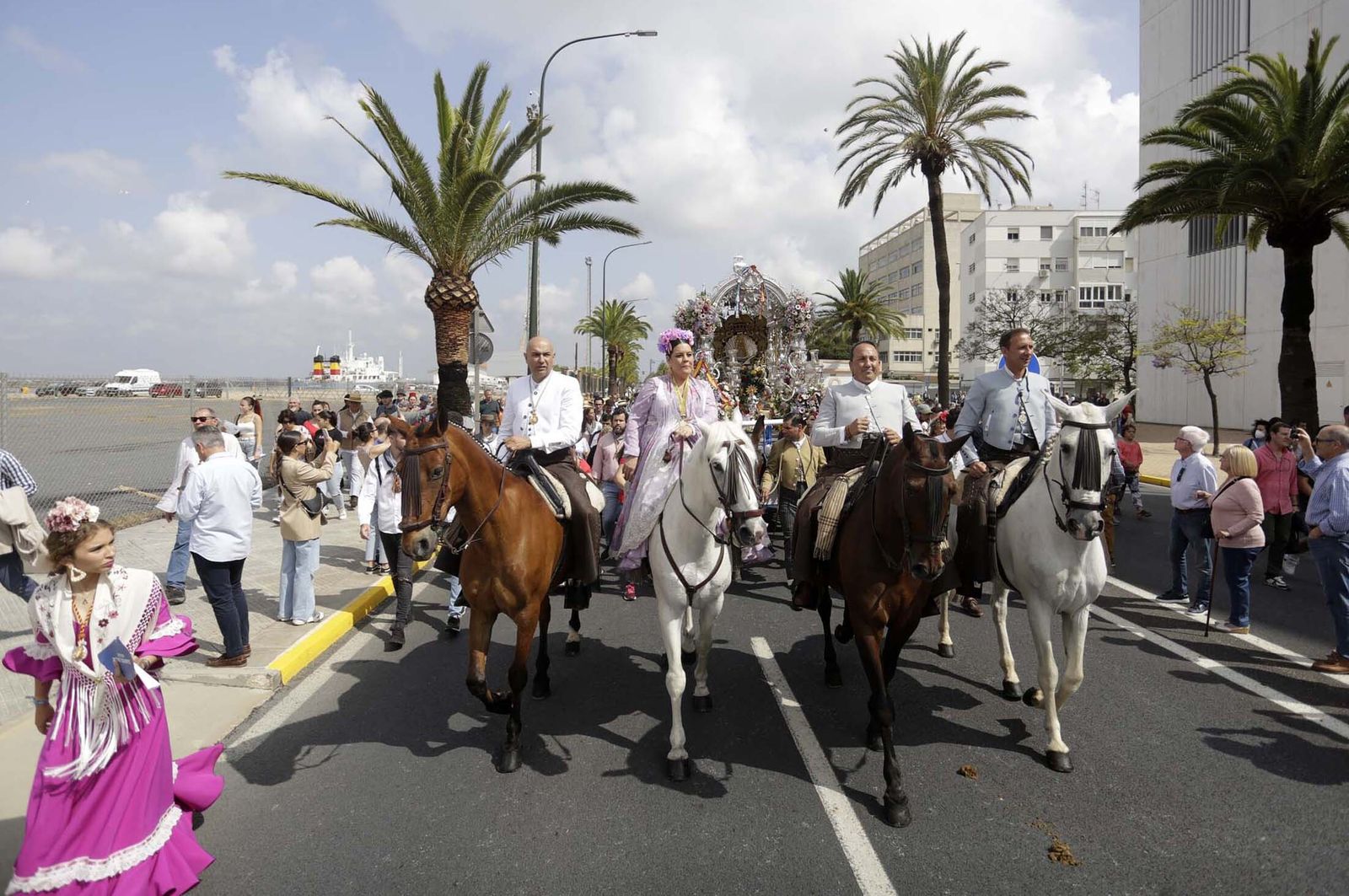El Rocío 2023: Imágenes de la Hermandad de Emigrantes en su salida de Huelva