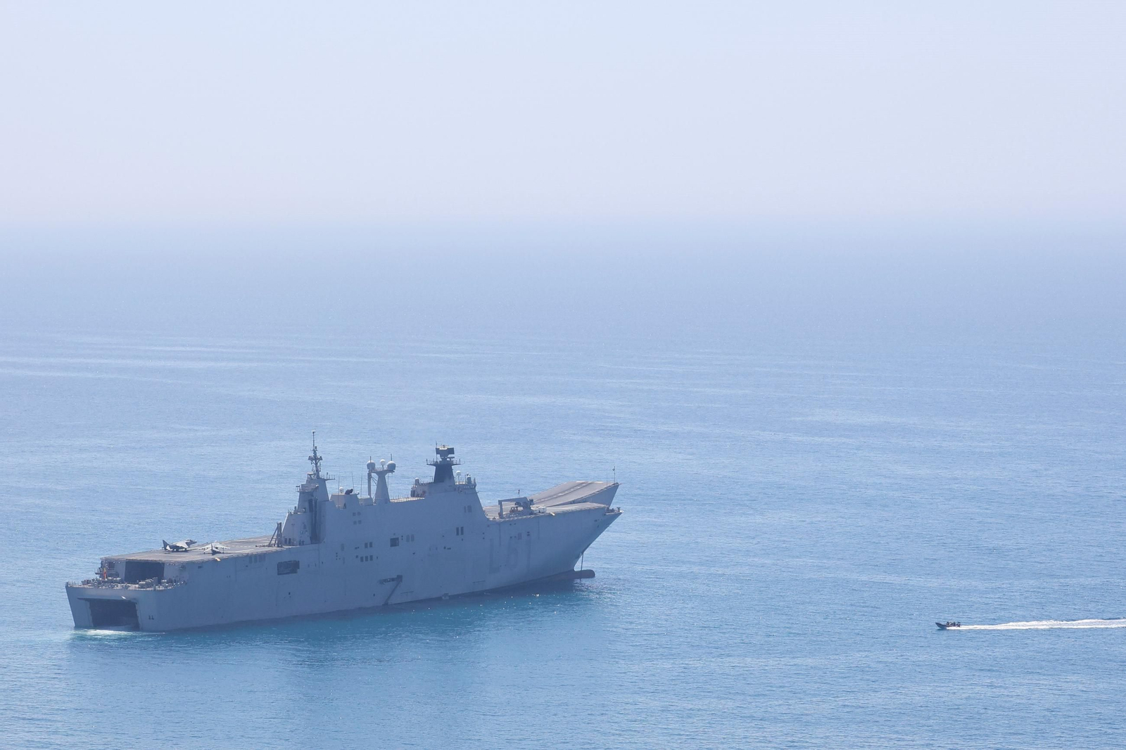 Los buques de la Armada 'Juan Carlos I' y 'Galicia' ya están en Málaga para el desembarco, en fotos