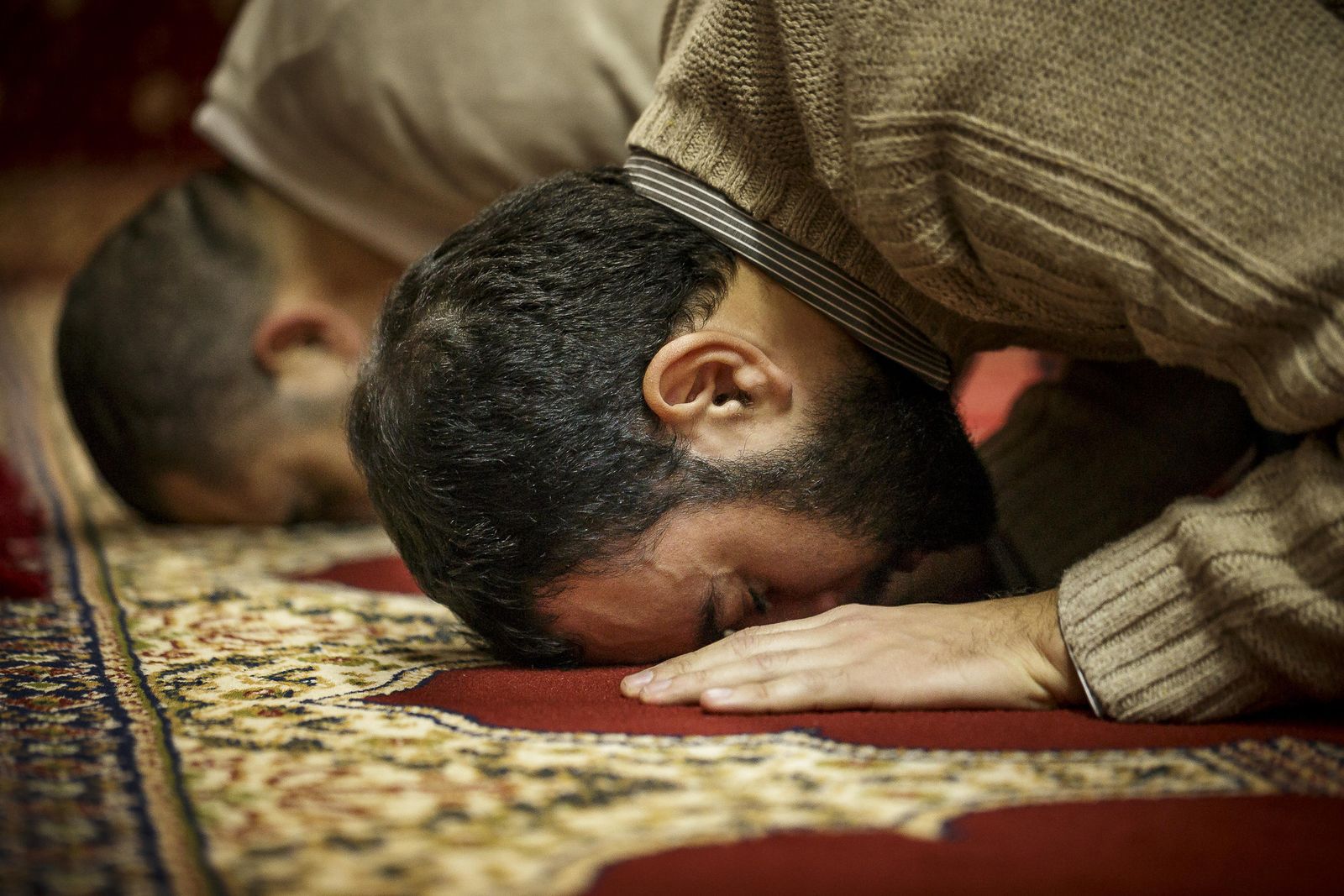Fieles musulmanes rezan en la mezquita del barrrio de La Viña en una imagen tomada en 2015.