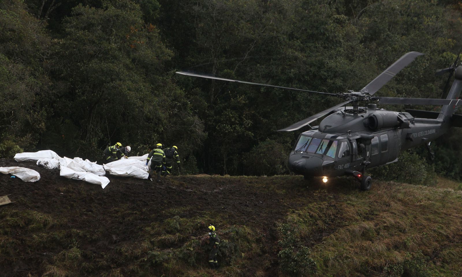 Un helicóptero de rescate junto a varios cuerpos.