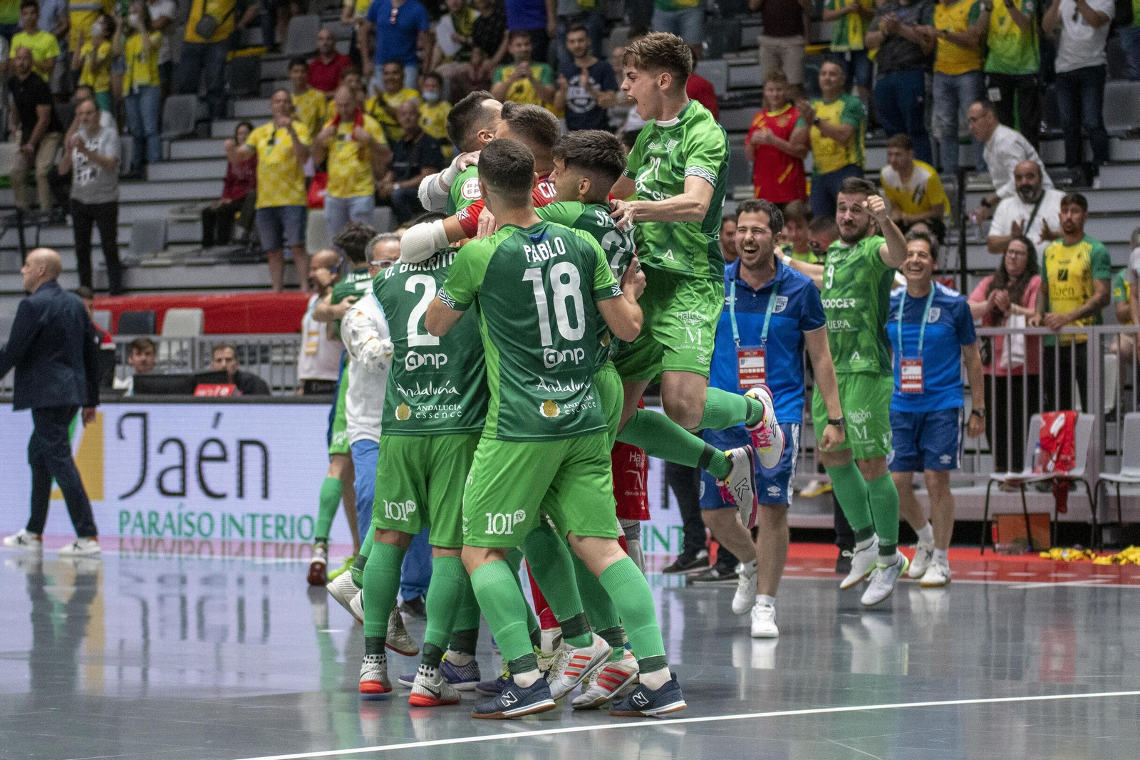 Los jugadores del BeSoccer UMA Antequera celebran el pase a la final.