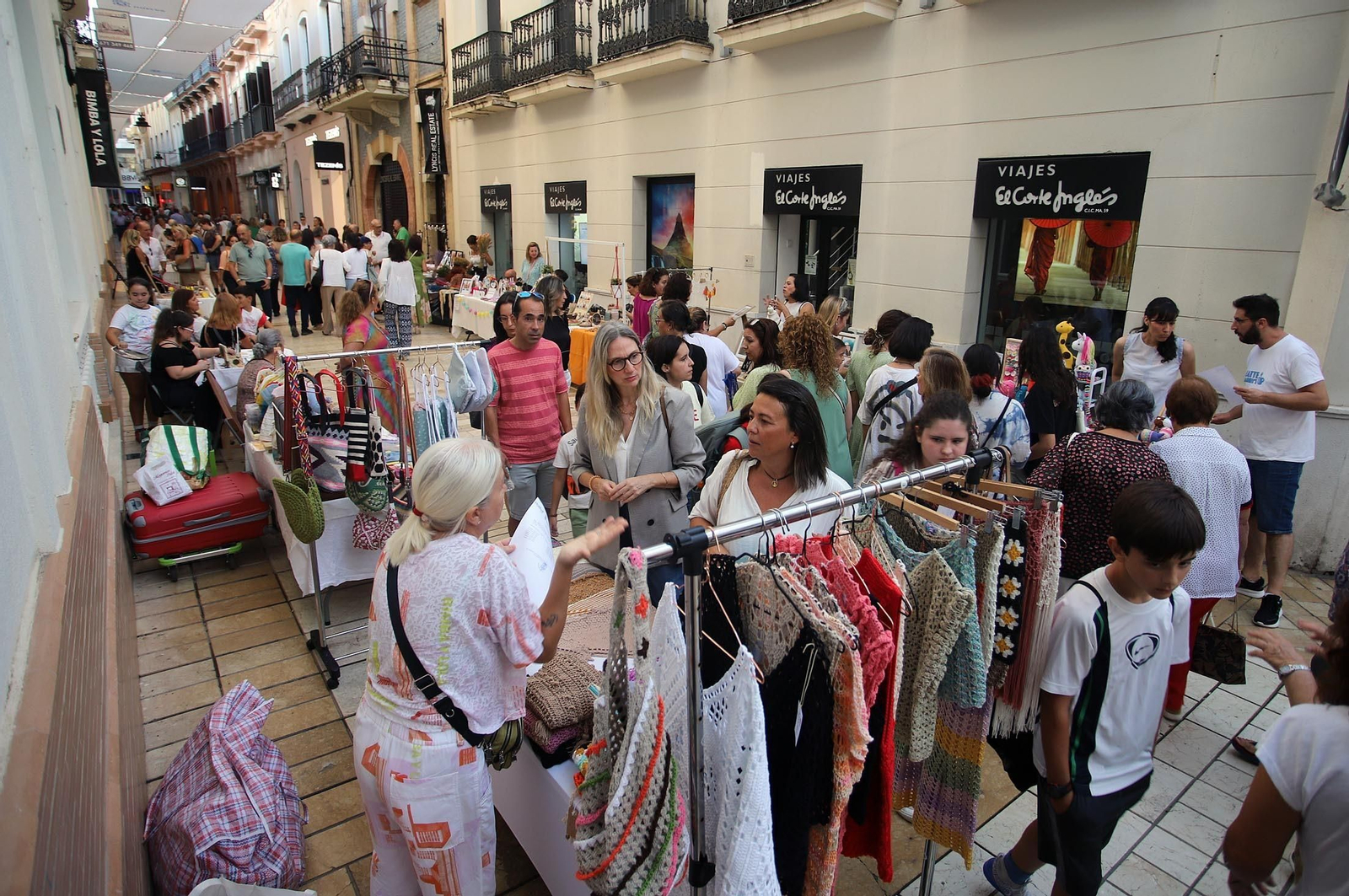 Imágenes de Huelva en blanco y azul, la noche del comercio