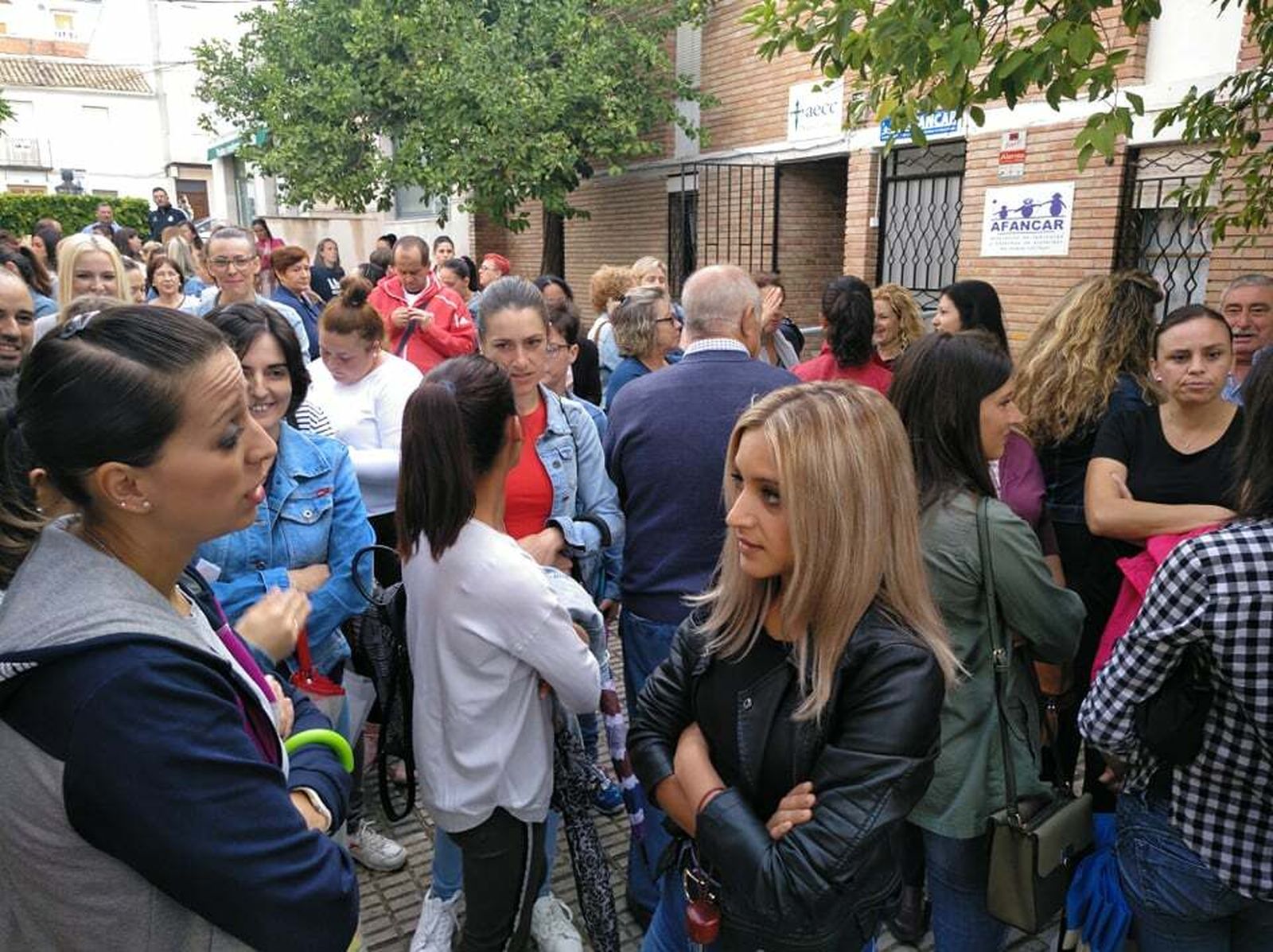 Un momento de la protesta de las familias de Nueva Carteya, ayer en el colegio.