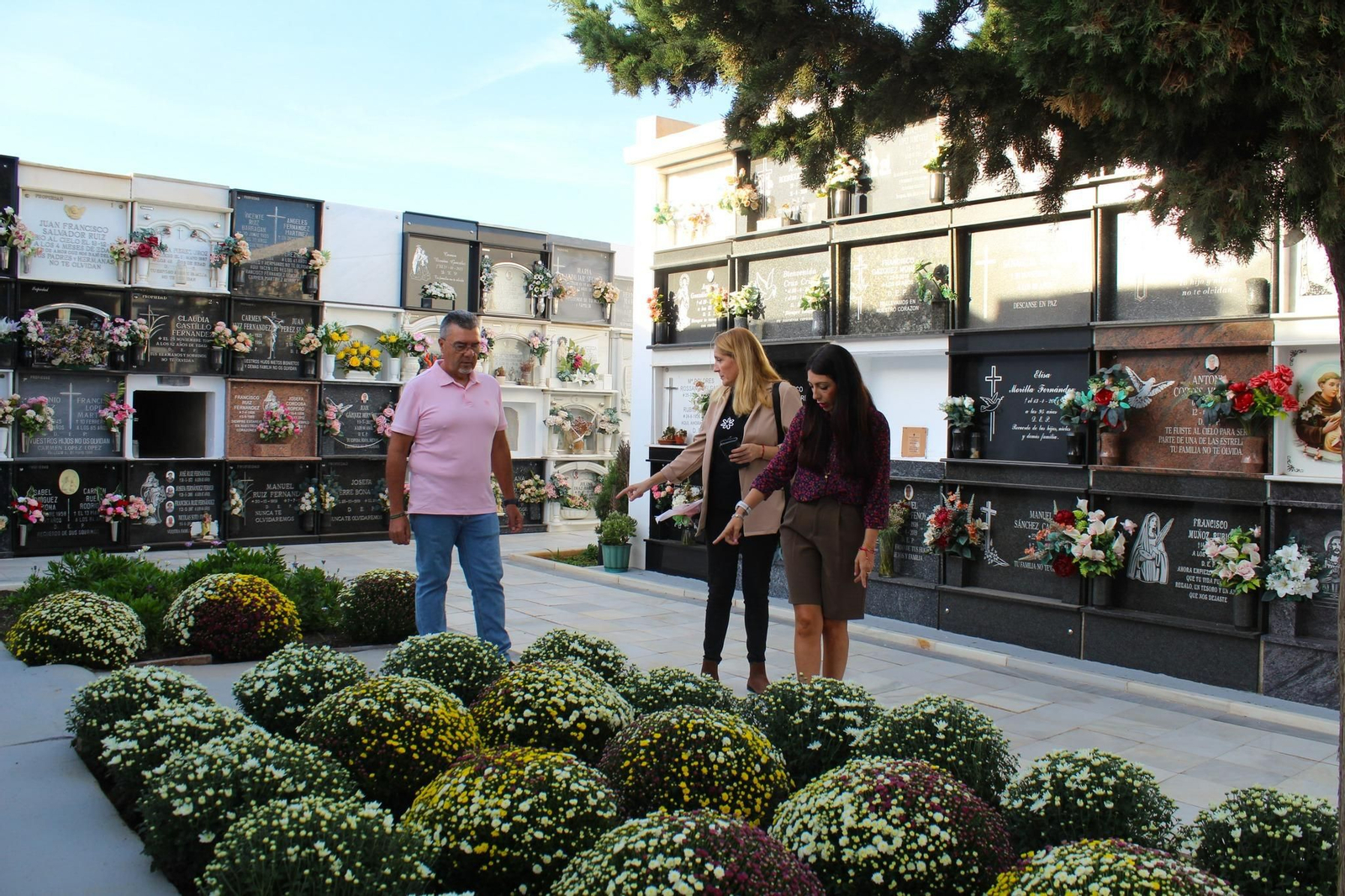 Labores en el cementerio municipal.