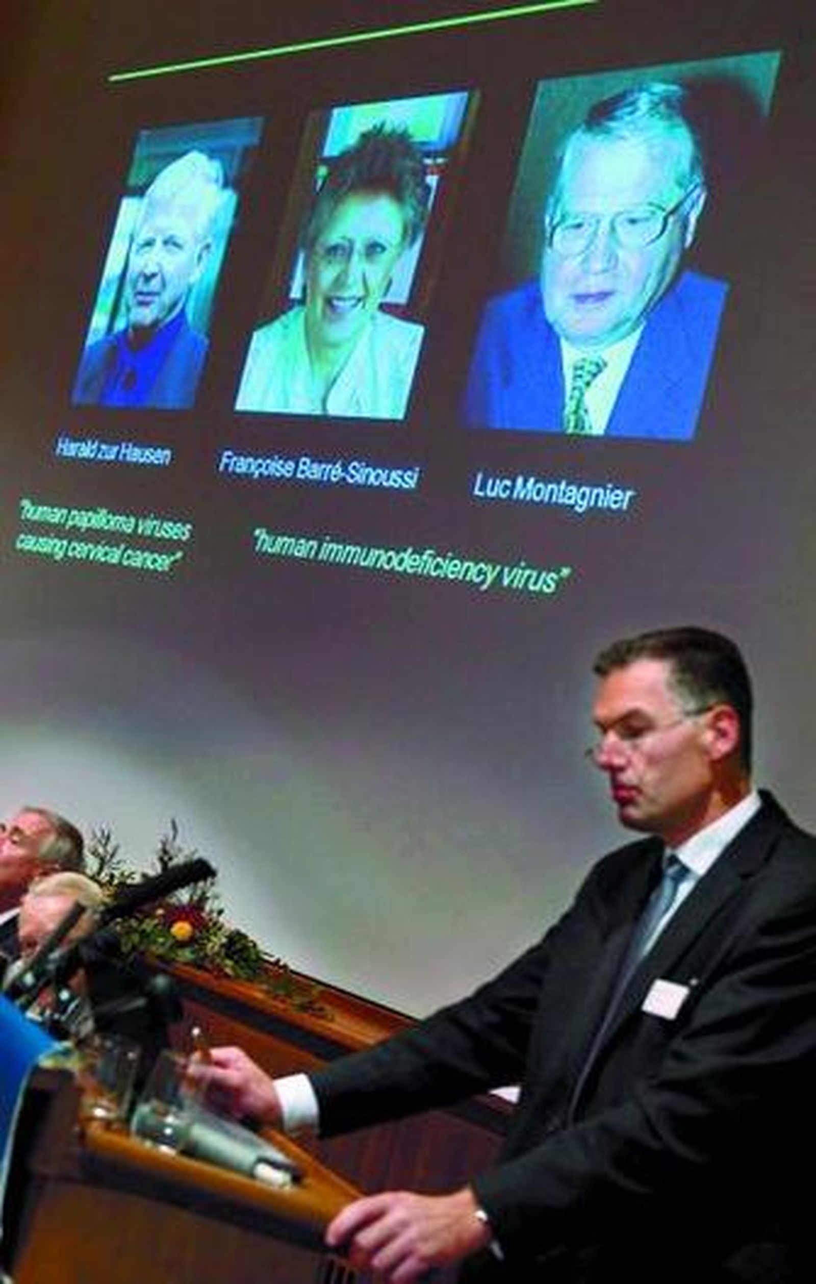 El profesor Jan Andersson anuncia los premiados.