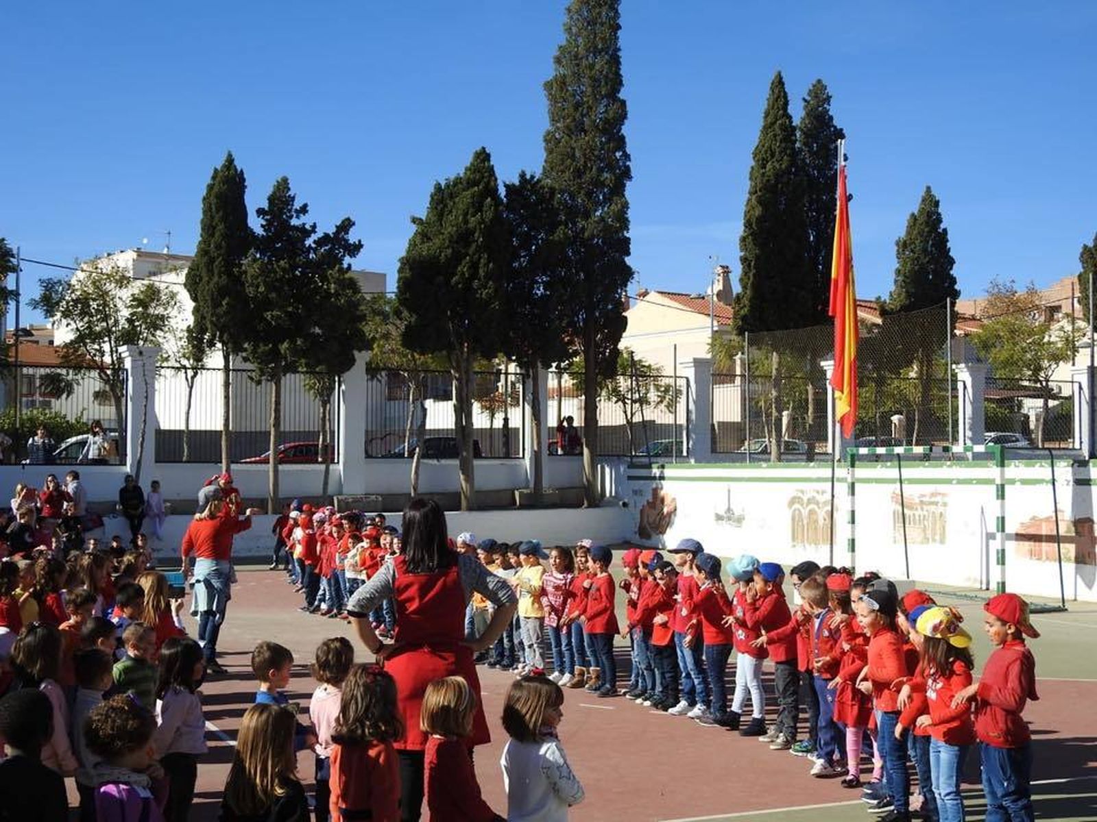 Niños durante la conmemoración del 6 de diciembre en Huércal-Overa