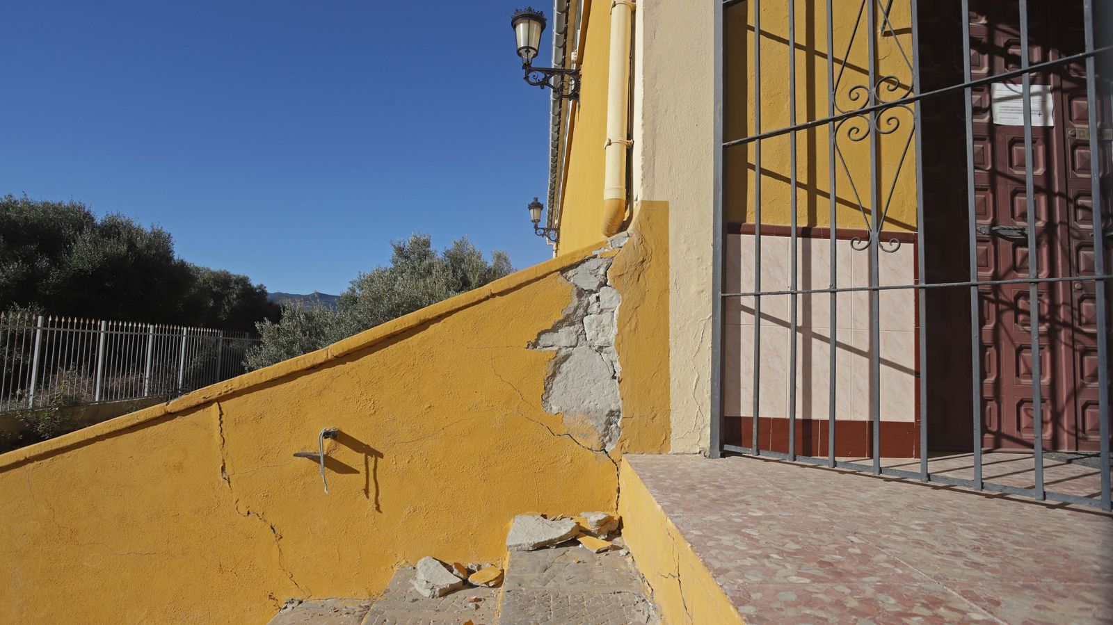 Fotos de los desperfectos en la parroquia de San Miguel en Algeciras