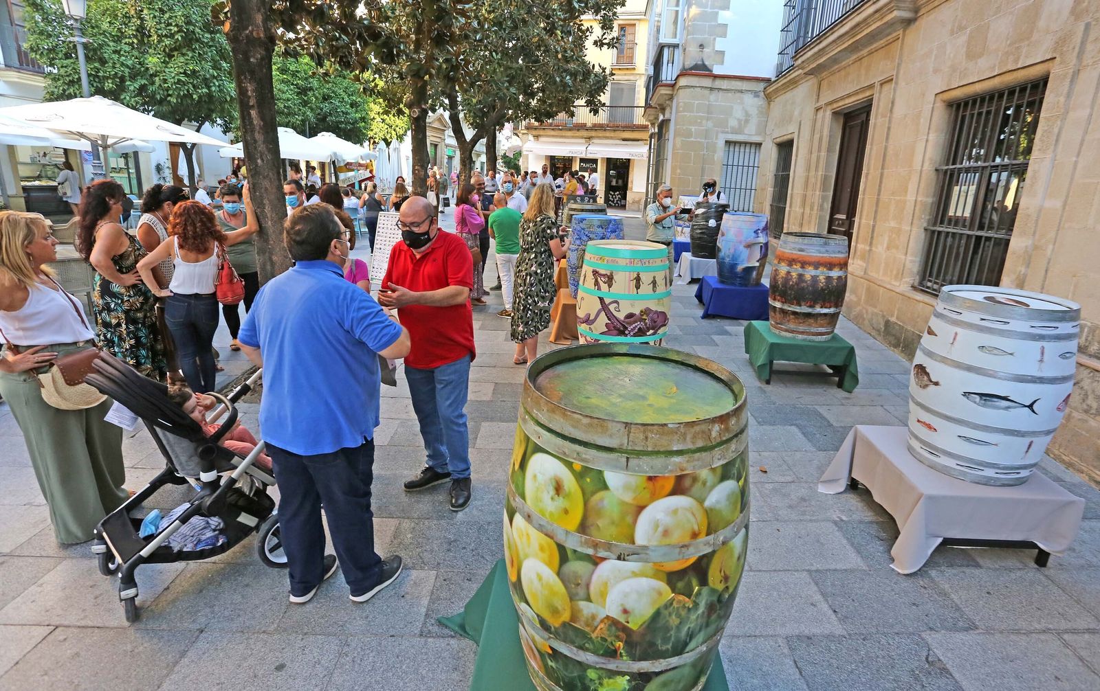 Exposición de botas pintadas en la calle Consistorio