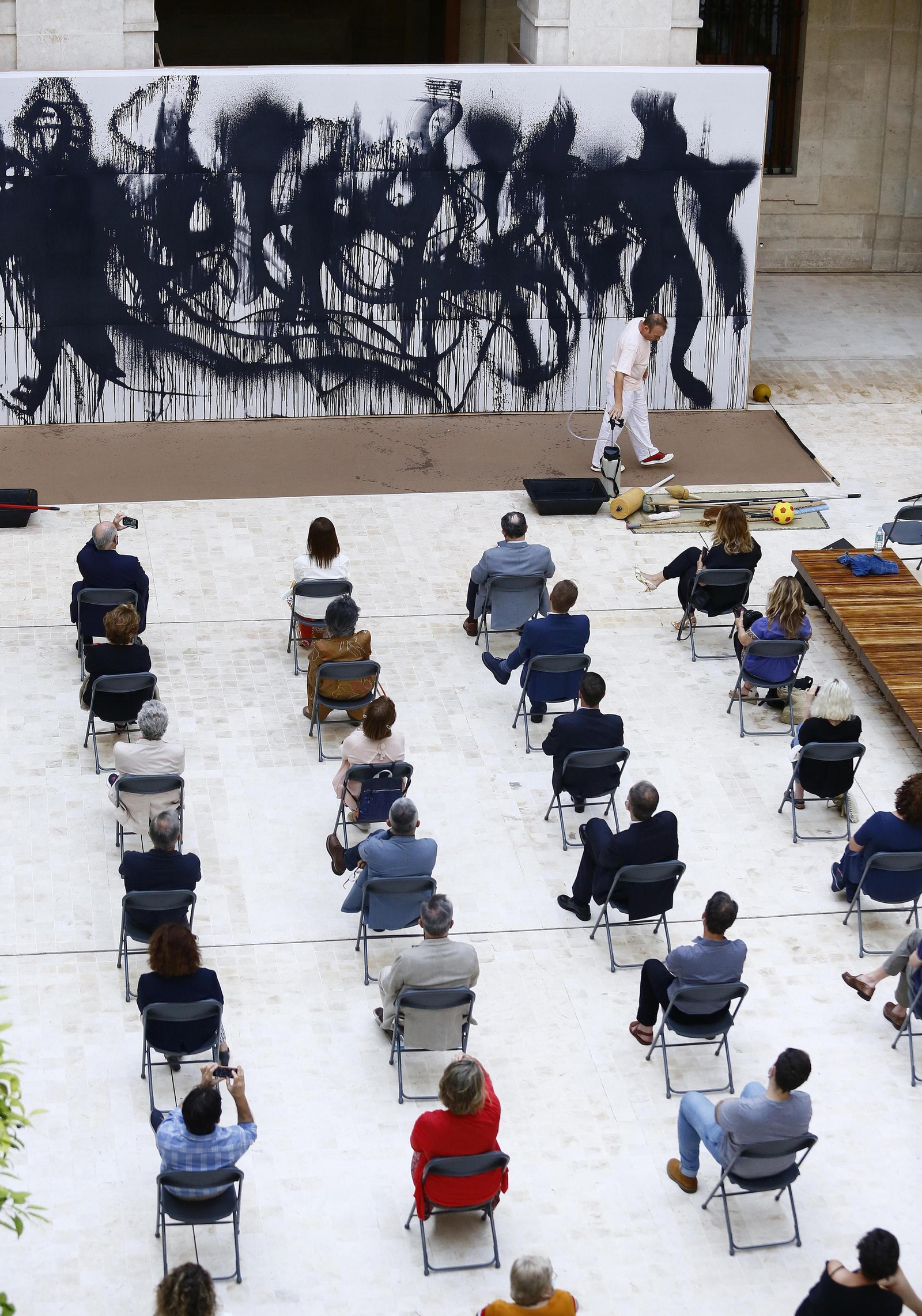 Fotos: Así es 'Despintura fònica', la performance de Miquel Barceló en el Museo de Málaga