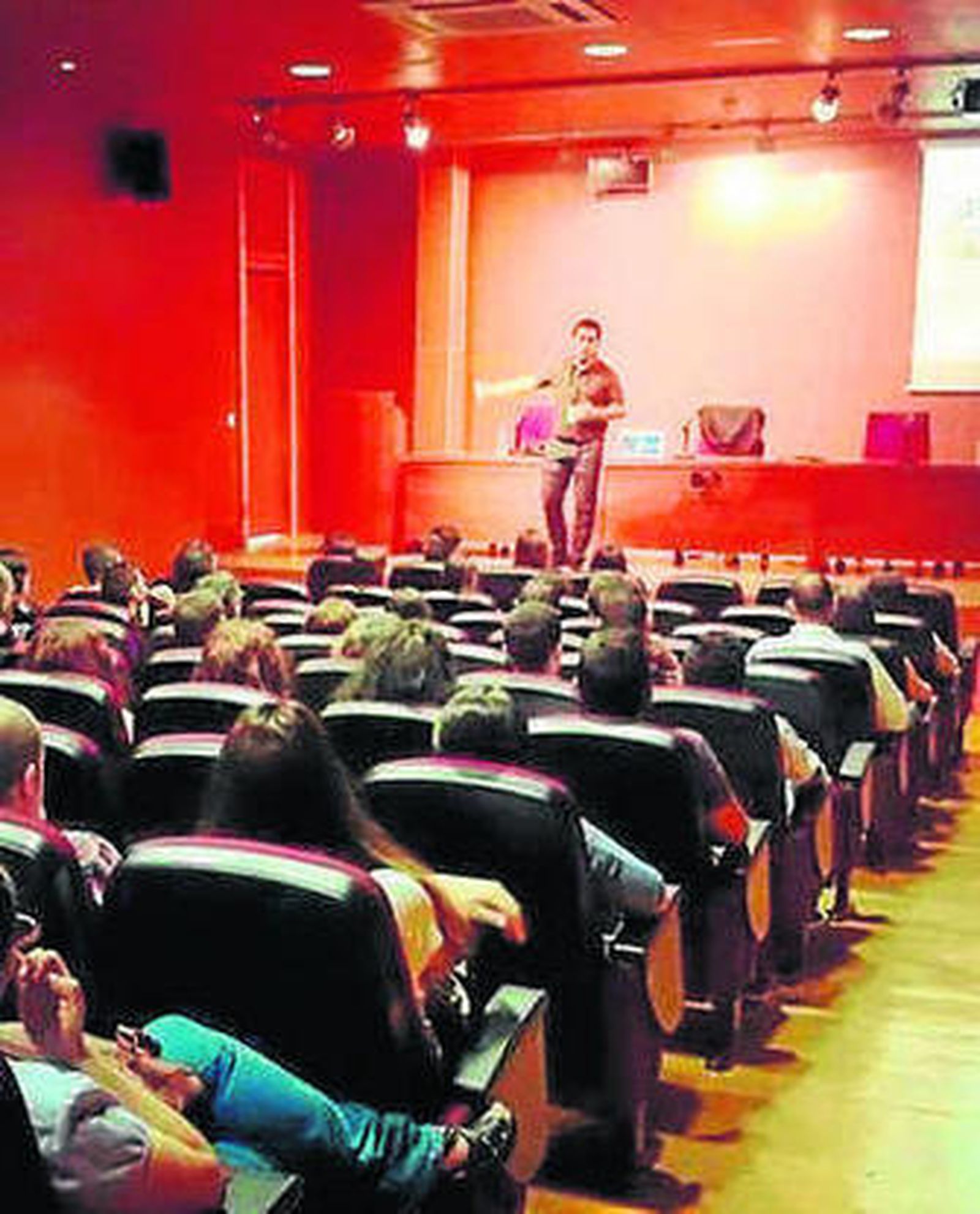 Charla de Tomás Floria.