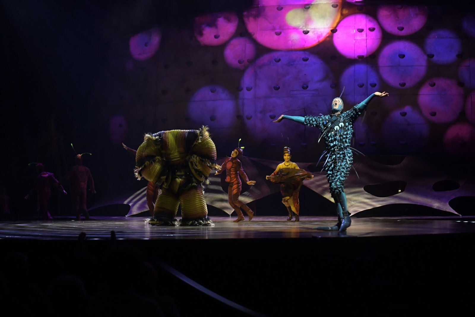 El Circo del Sol brilla en el Palacio de Deportes de Granada