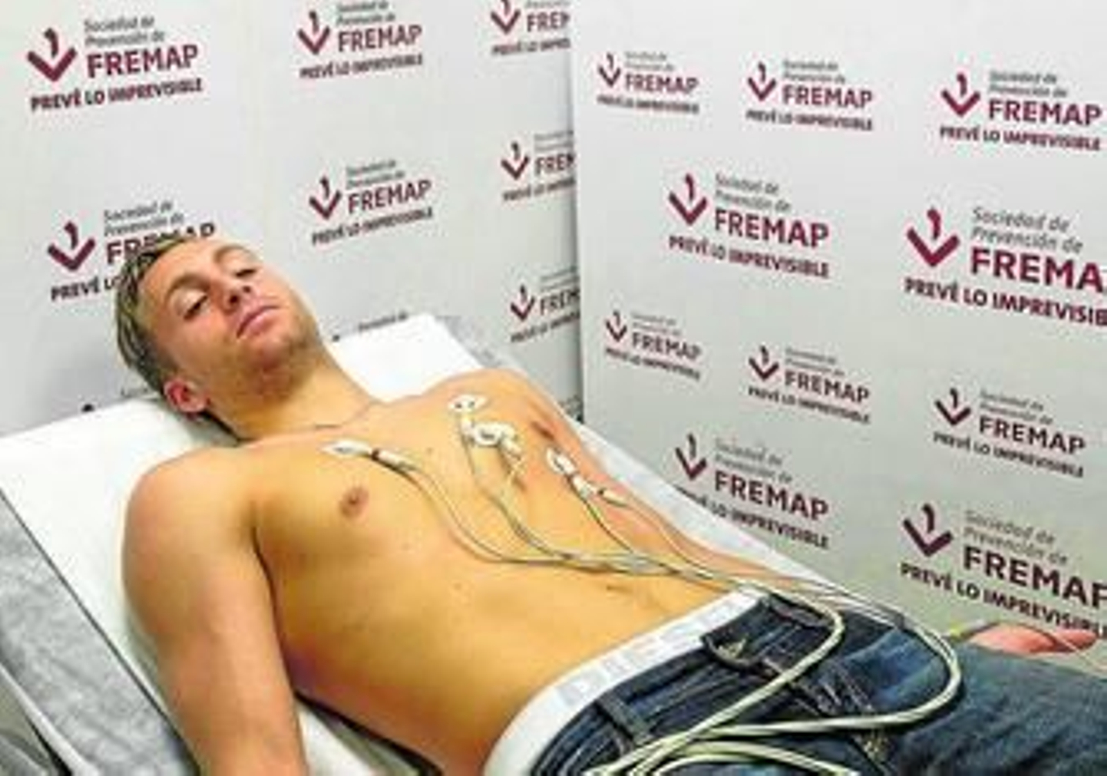 Deulofeu, en su reconocimiento médico, trámite que pasará hoy Banega antes de la presentación de ambos.