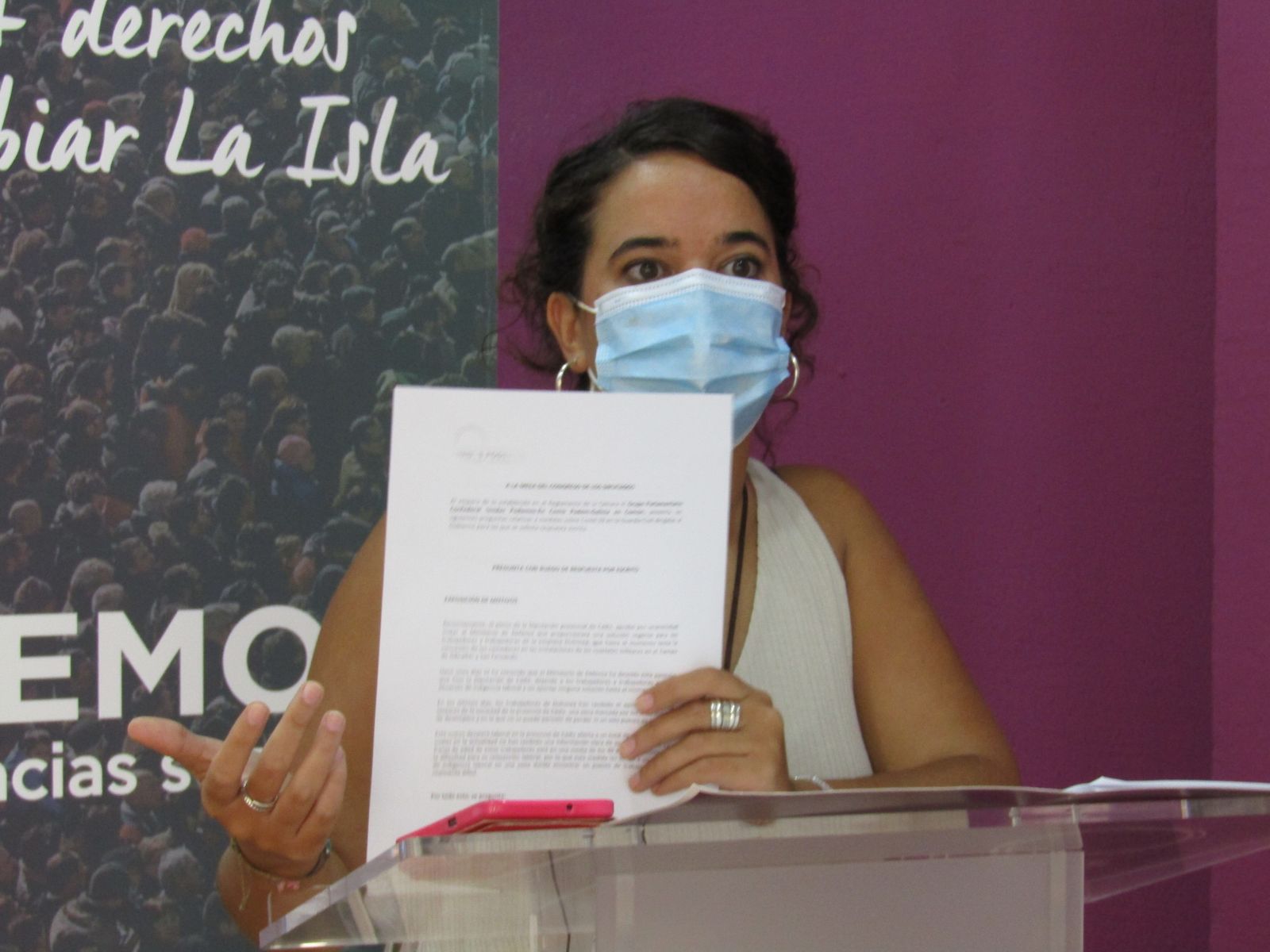 Ana Rojas, en la sede de Podemos en San Fernando.