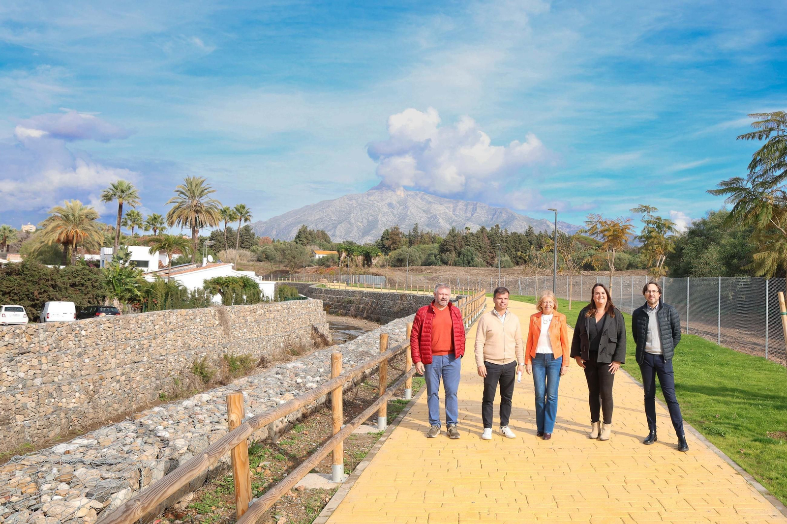 La visita institucional a la nueva senda fluvial del arroyo de Benabolá.