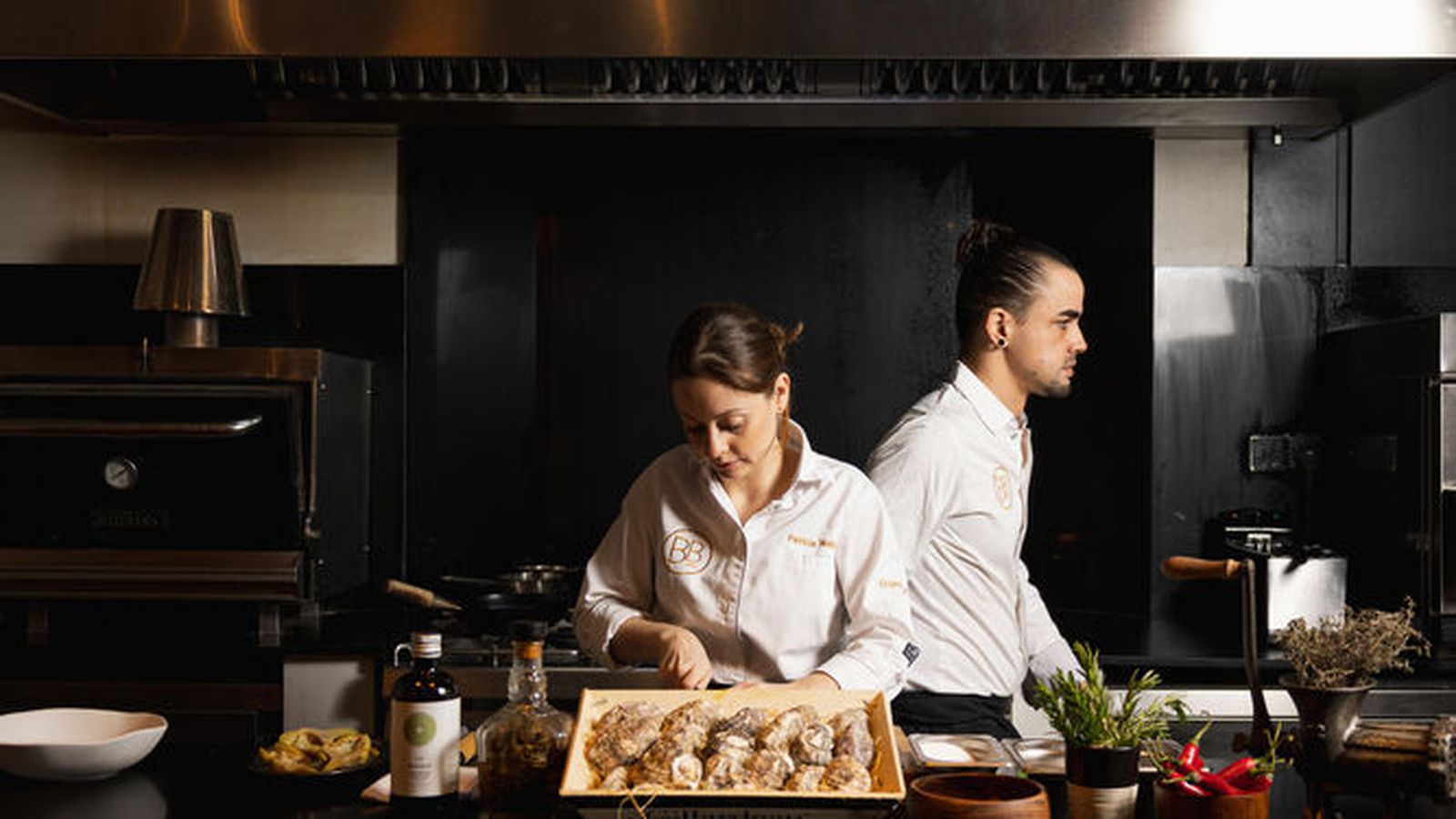 Patri Moliner y Rafa Liñán en plena faena en 'Barra Baja'.