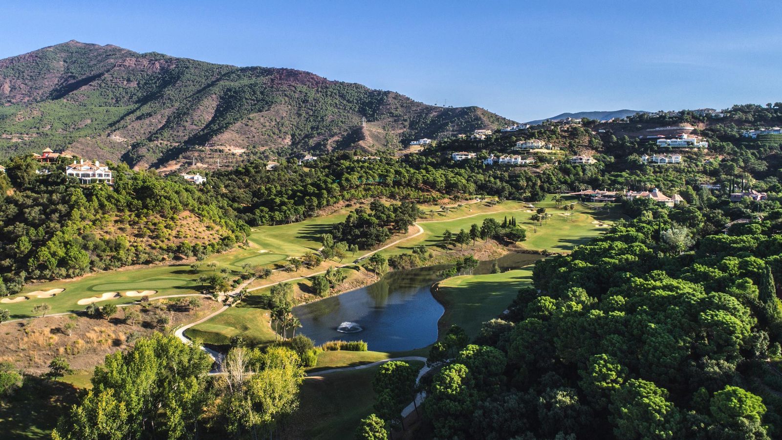 Un campo de golf.