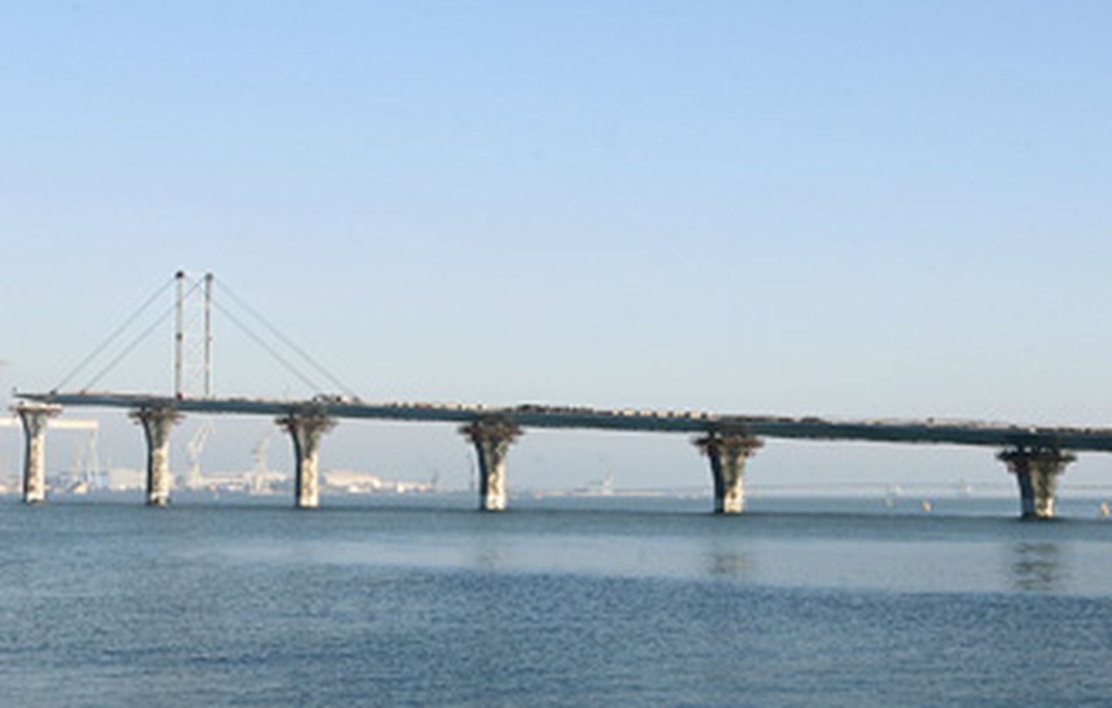El puente alcanza hoy los 500 metros, a un paso del tramo móvil