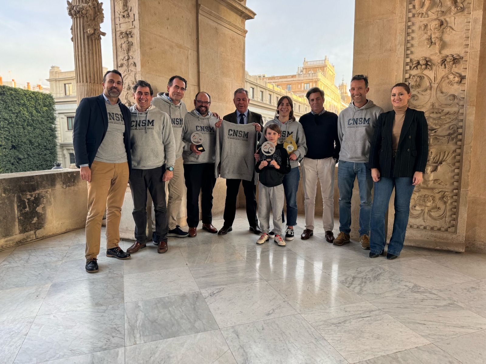 José Luis Sanz y Minerva Salas, con la delegación del Natación Sevilla Master