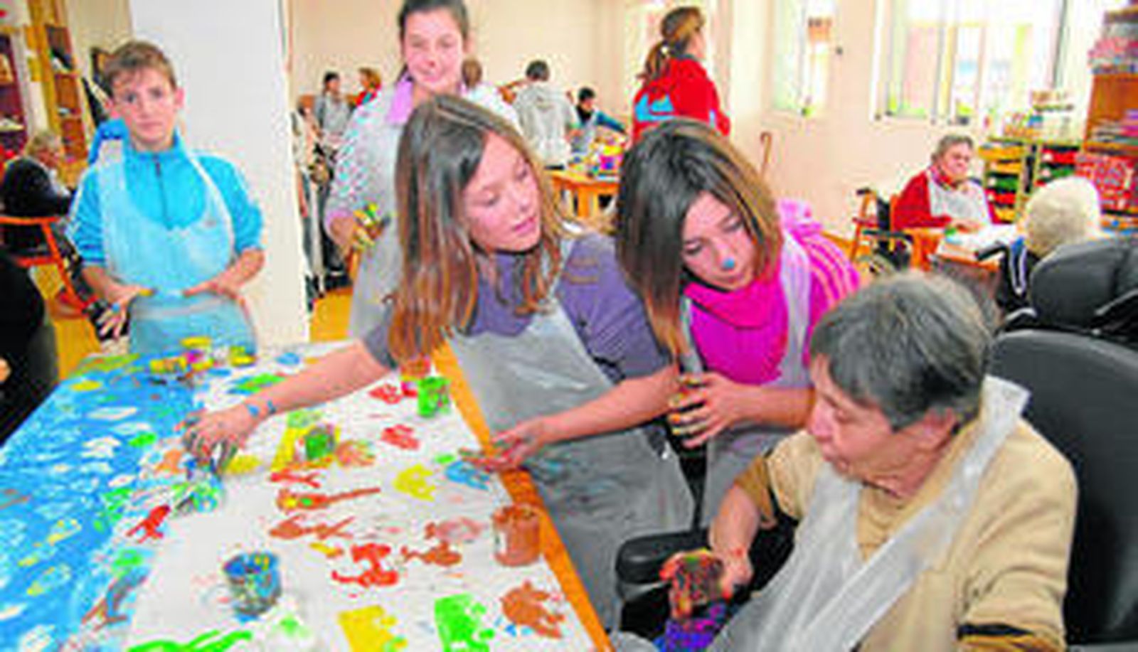Participantes en la campaña 'Adopta un abuelo', que ayer se desarrolló en la residencia de la Cruz Roja.