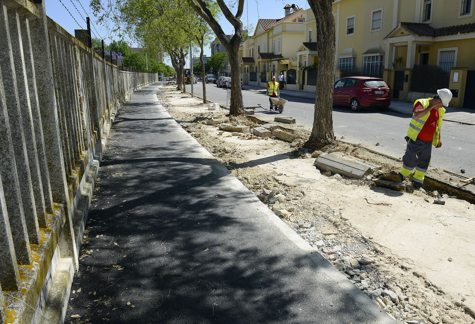 Operarios trabajan en la reposición de las aceras en la zona de Chapín.