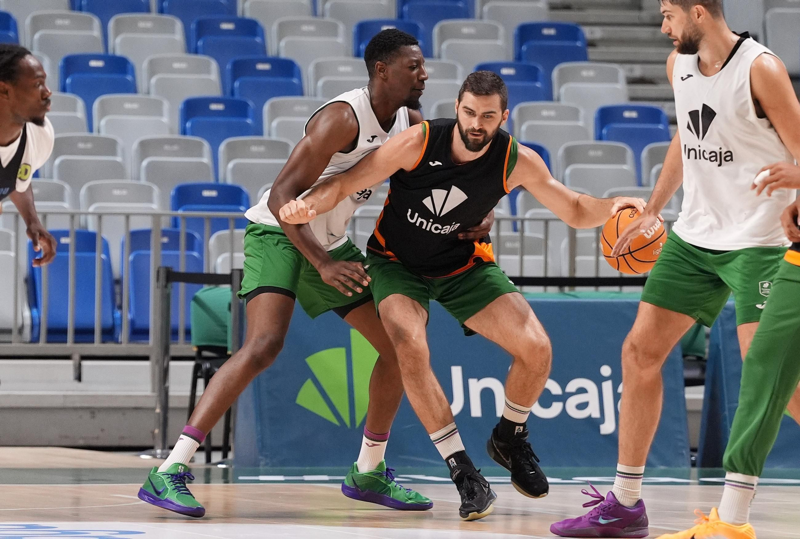 El Unicaja prepara el duelo ante el Barça con 14 jugadores