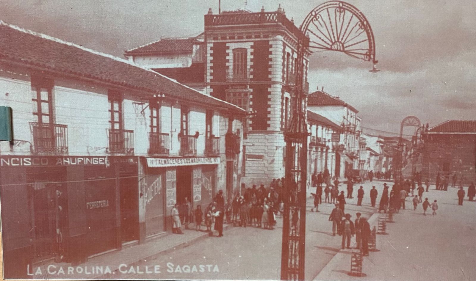 Fotografía antigua de la fachada de la ferretería El Llavín, situada en la calle Sagasta.
