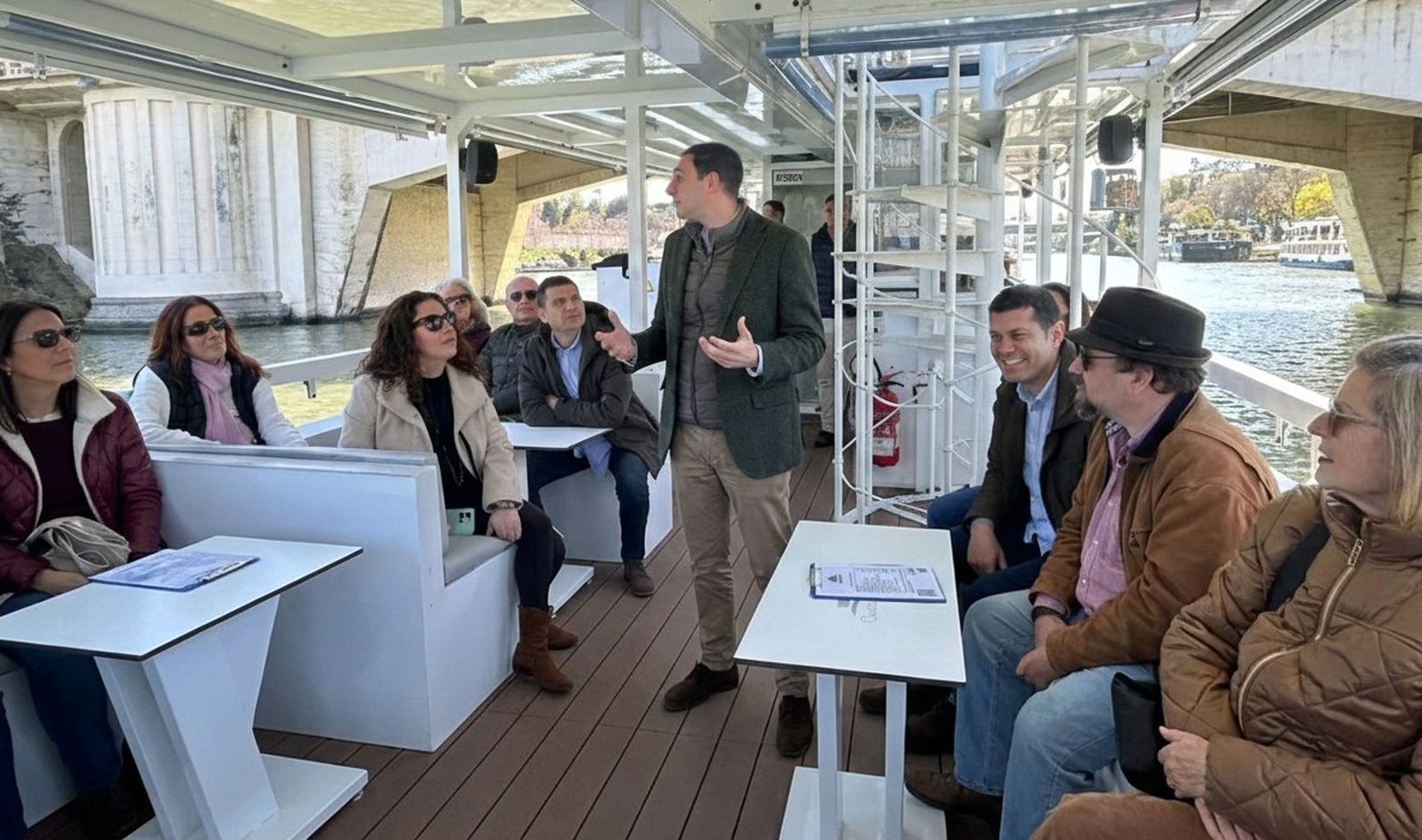 El historiador Marcos Pacheco Morales-Padrón durante una de las visitas en barco