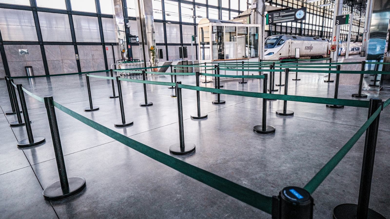 El acceso a los trenes Alvia hacia Madrid en la estación de Cádiz, completamente vacío por la suspensión del servicio