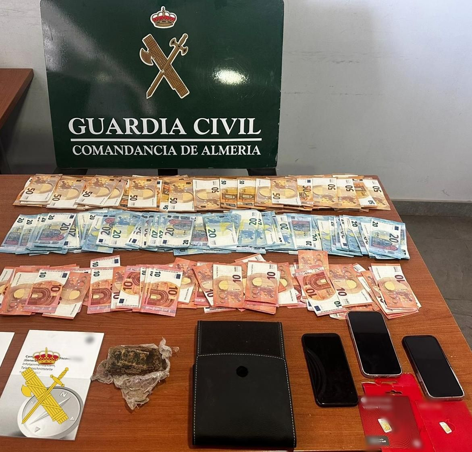 Dinero intervenido al detenido en Vera.