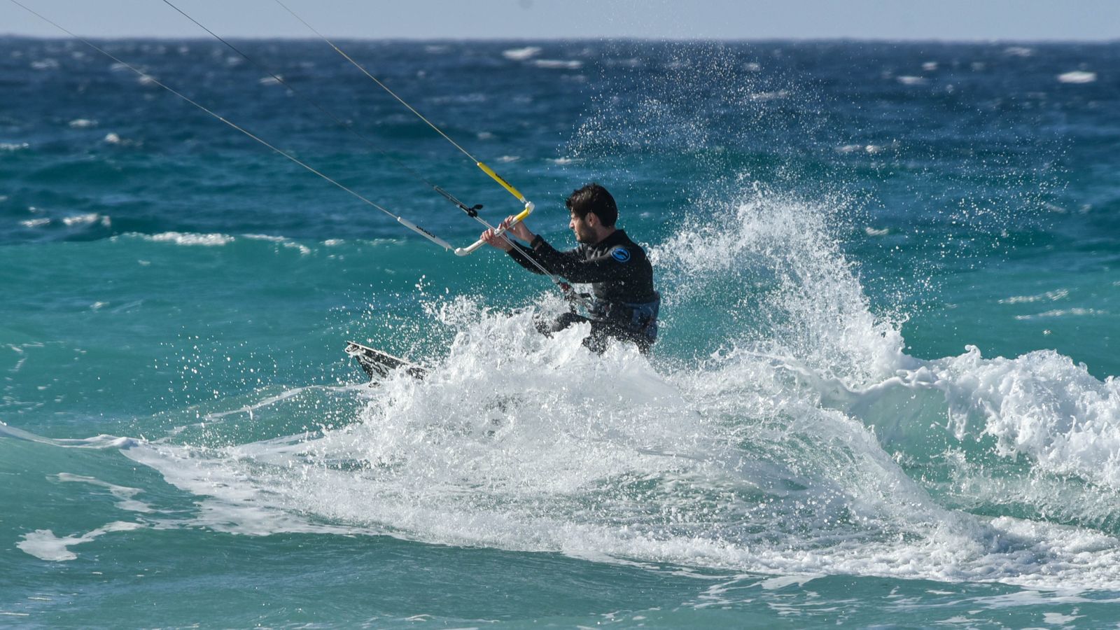 Ambiente en el puente de la Inmaculada en Tarifa, en imágenes