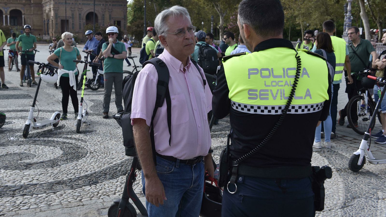 Andrés Nadal, de la asociación Ampes de usuarios, charla con un agente poco antes de iniciar la protesta.