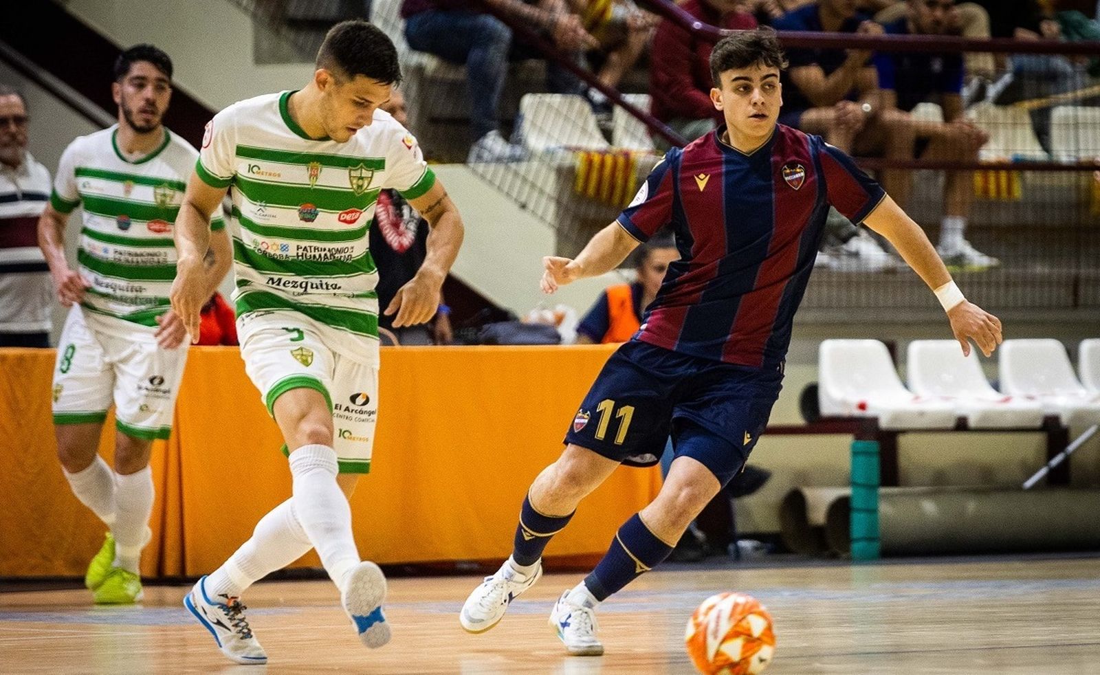 Viana toca el balón en presencia del granota Pachu.