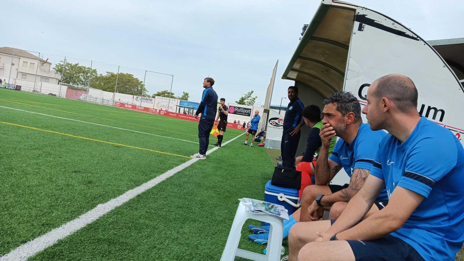 El cuerpo técnico de los celestes durante este encuentro liguero.