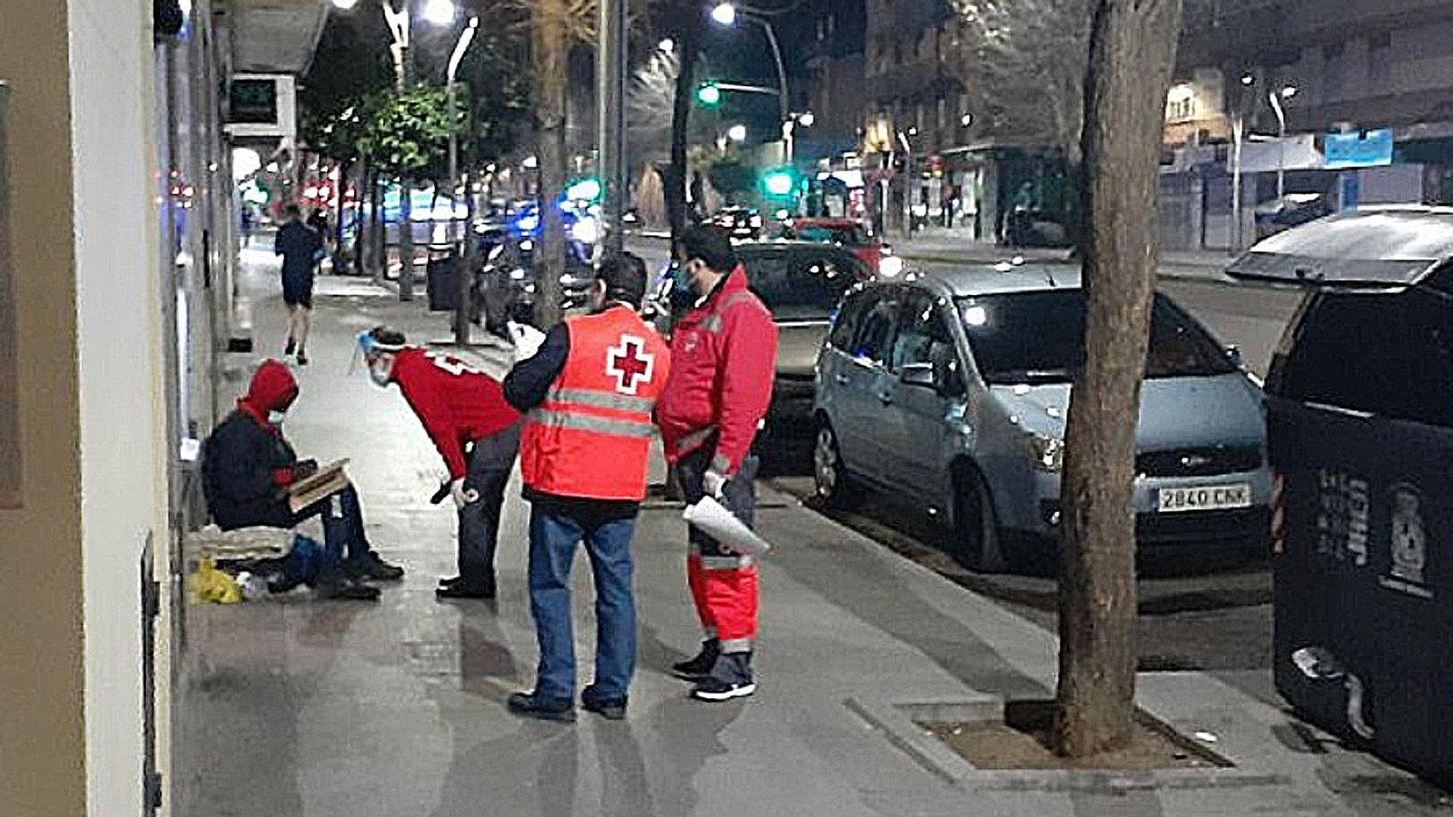 Voluntarios de Cruz Roja de Jaén dan ropa de abrigo a una persona que dormía en la calle a primeros de 2021