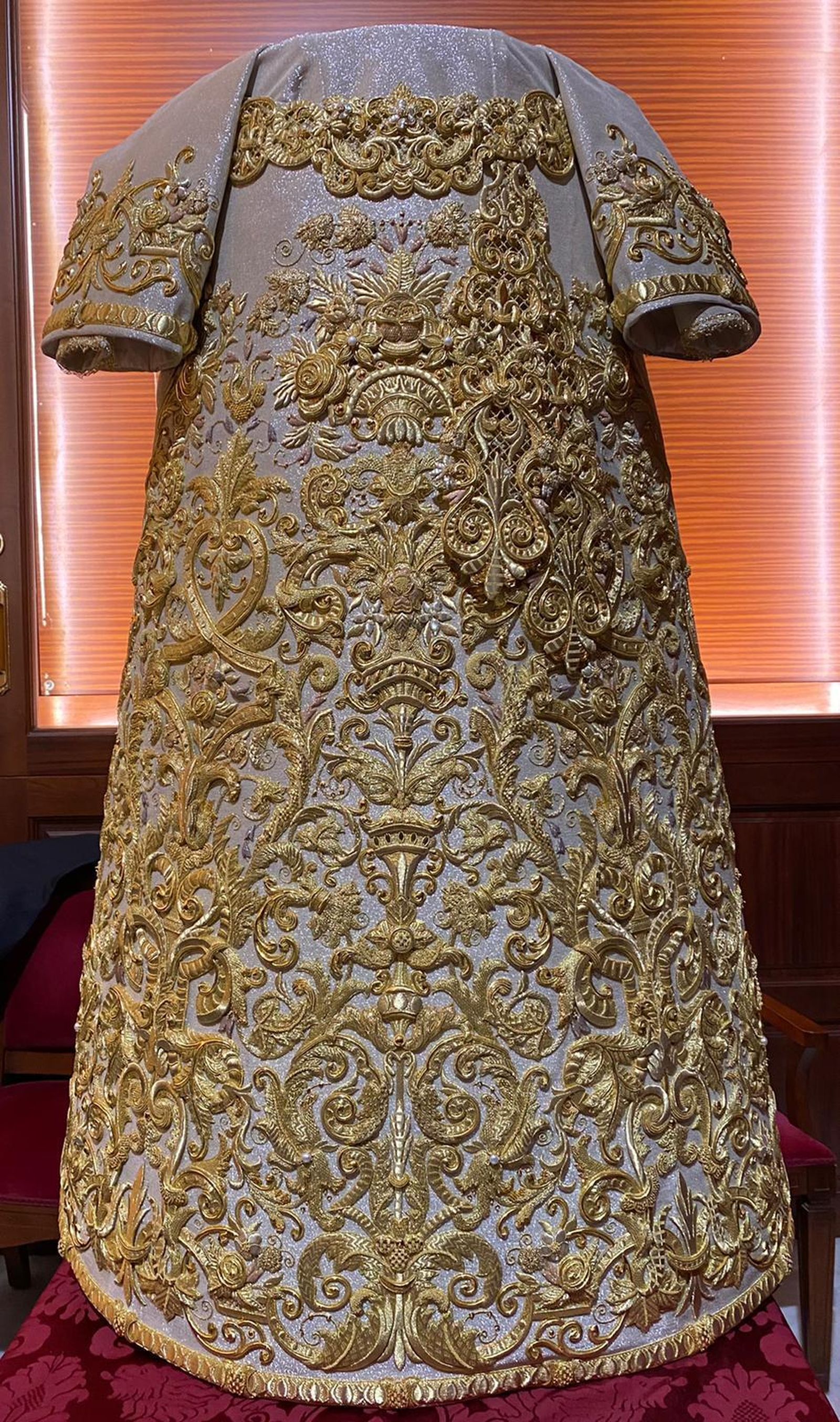 La nueva saya para la Virgen de las Aguas, obra de por Manuel Soleano