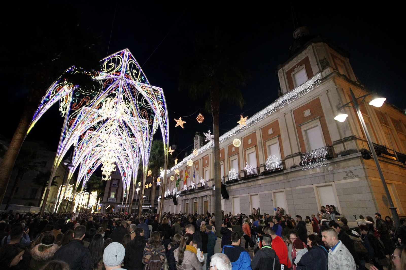 Numerosas personas vieron el encendido del alumbrado navideño en la Plaza de la Constitución