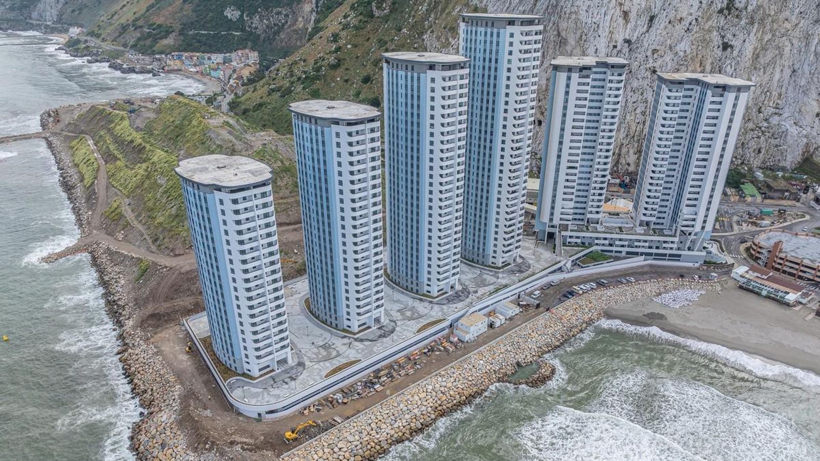Las Hassan Centenary Terraces, con 665 viviendas, en una imagen de este año. Al fondo, la playa de la Caleta. Las Hassan Centenary Terraces, con 665 viviendas, en una imagen de este año. Al fondo, la playa de la Caleta.