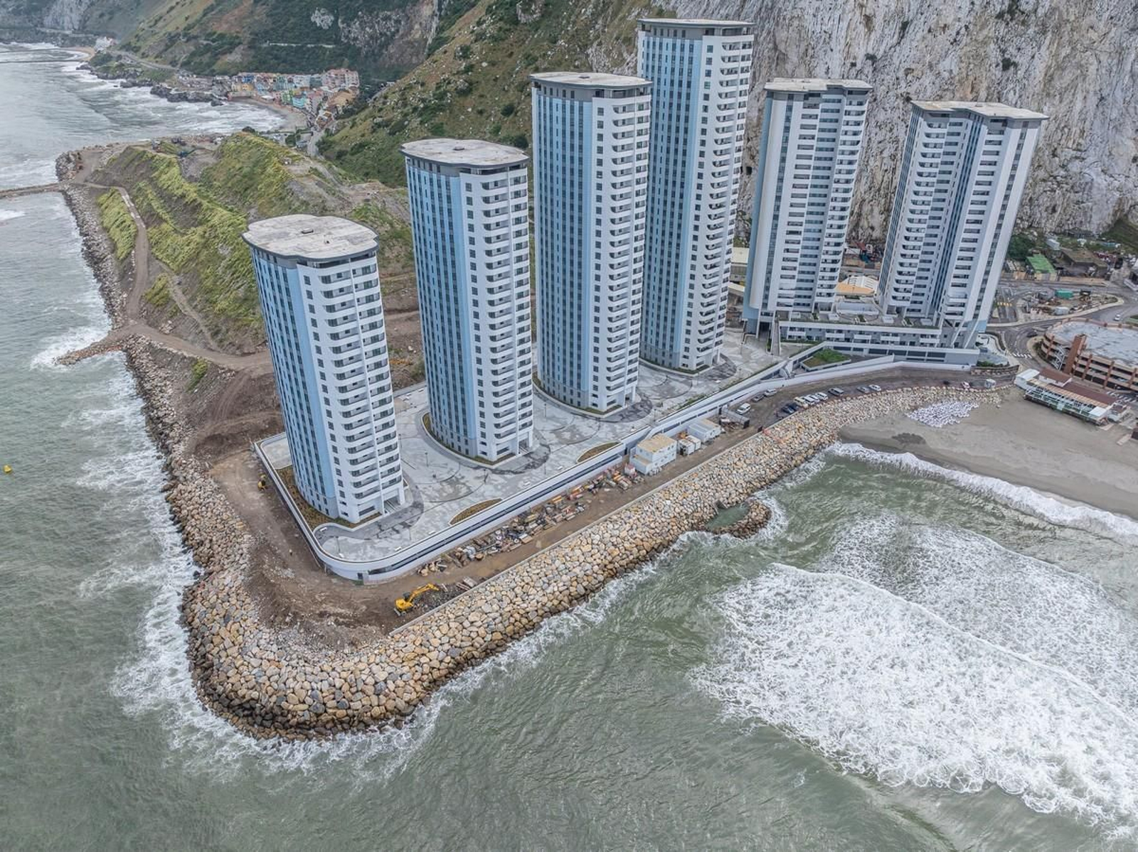 Las Hassan Centenary Terraces y, al fondo, el East Side Project, en Gibraltar.