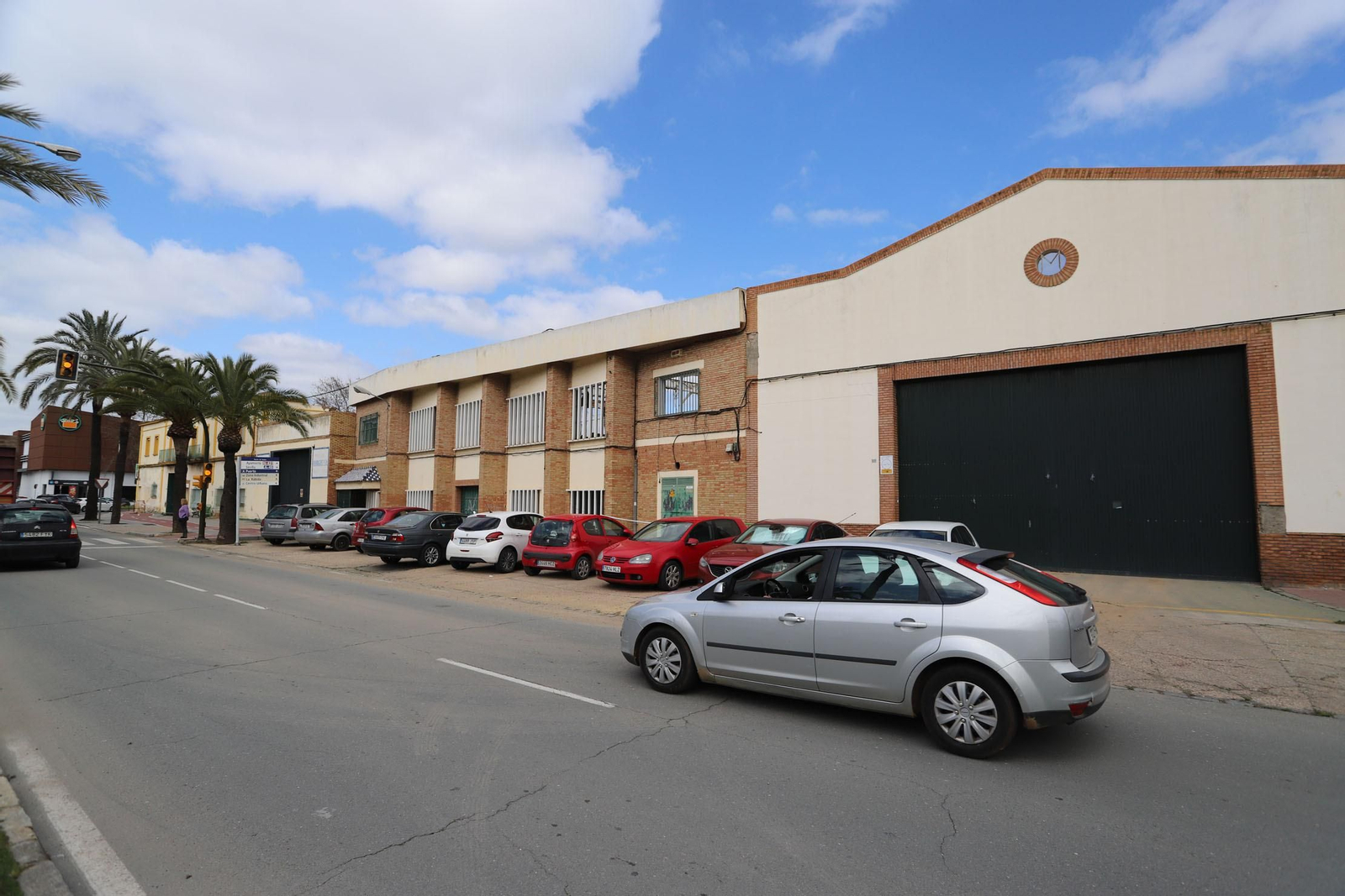Frontal de las naves de Dimarosa que será derribado en los próximos días en el Paseo de la Glorieta, una de las grandes arterias que delimitan la barriada del Molino de la Vega.