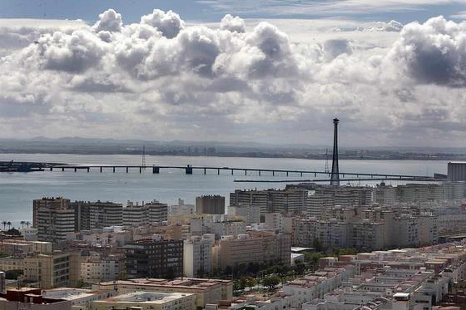 Una visita a lo alto del Pirulí ofrece una singular vista Cádiz. 

Foto: Jose Braza