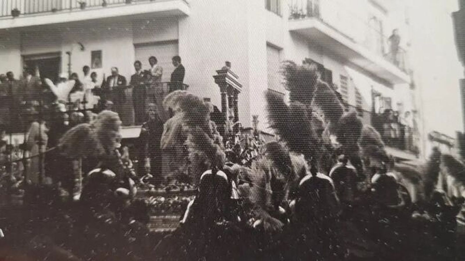 La primitiva guardia del Transporte acompañando al paso de misterio